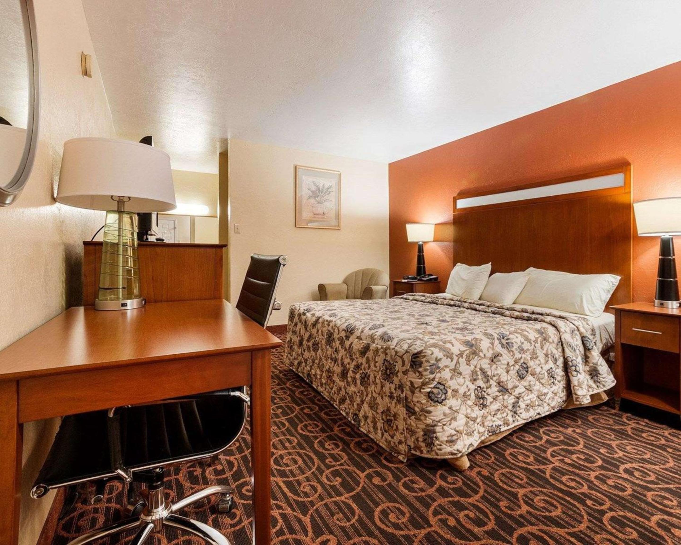 King Room - Non-Smoking - Photo 3