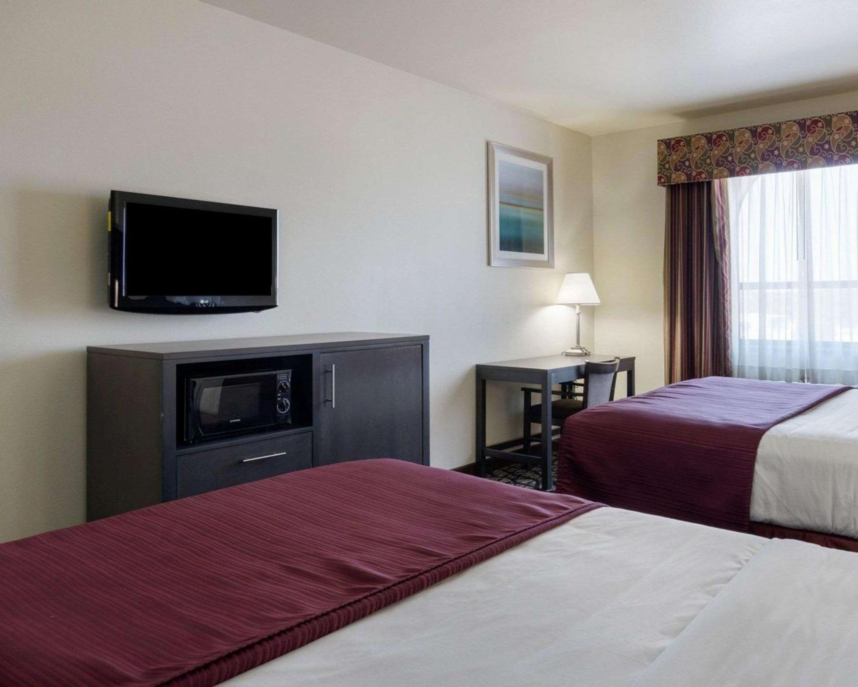 Queen Room with Two Queen Beds - Non-Smoking - Photo 3