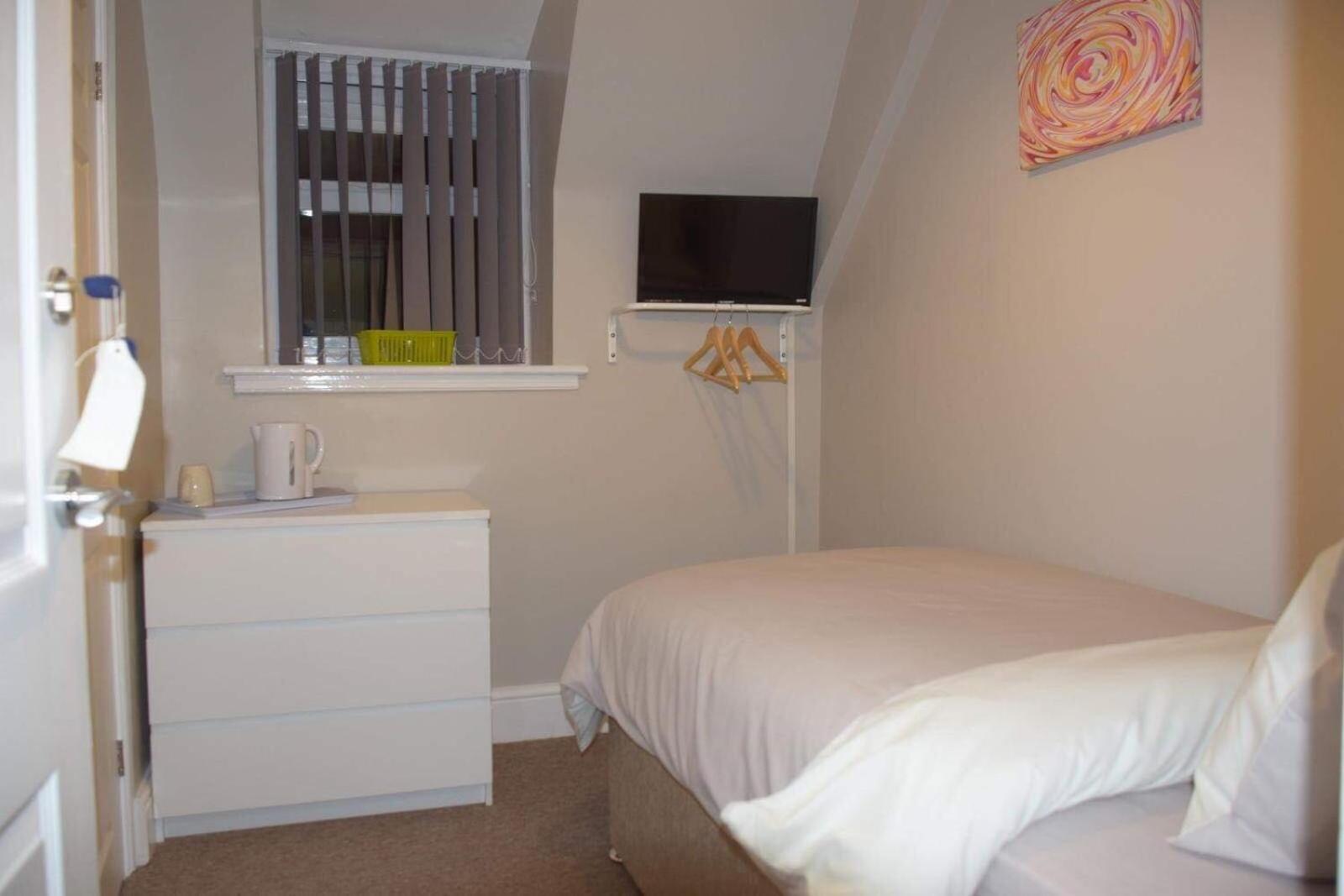 Single Room with Bathroom photo 3