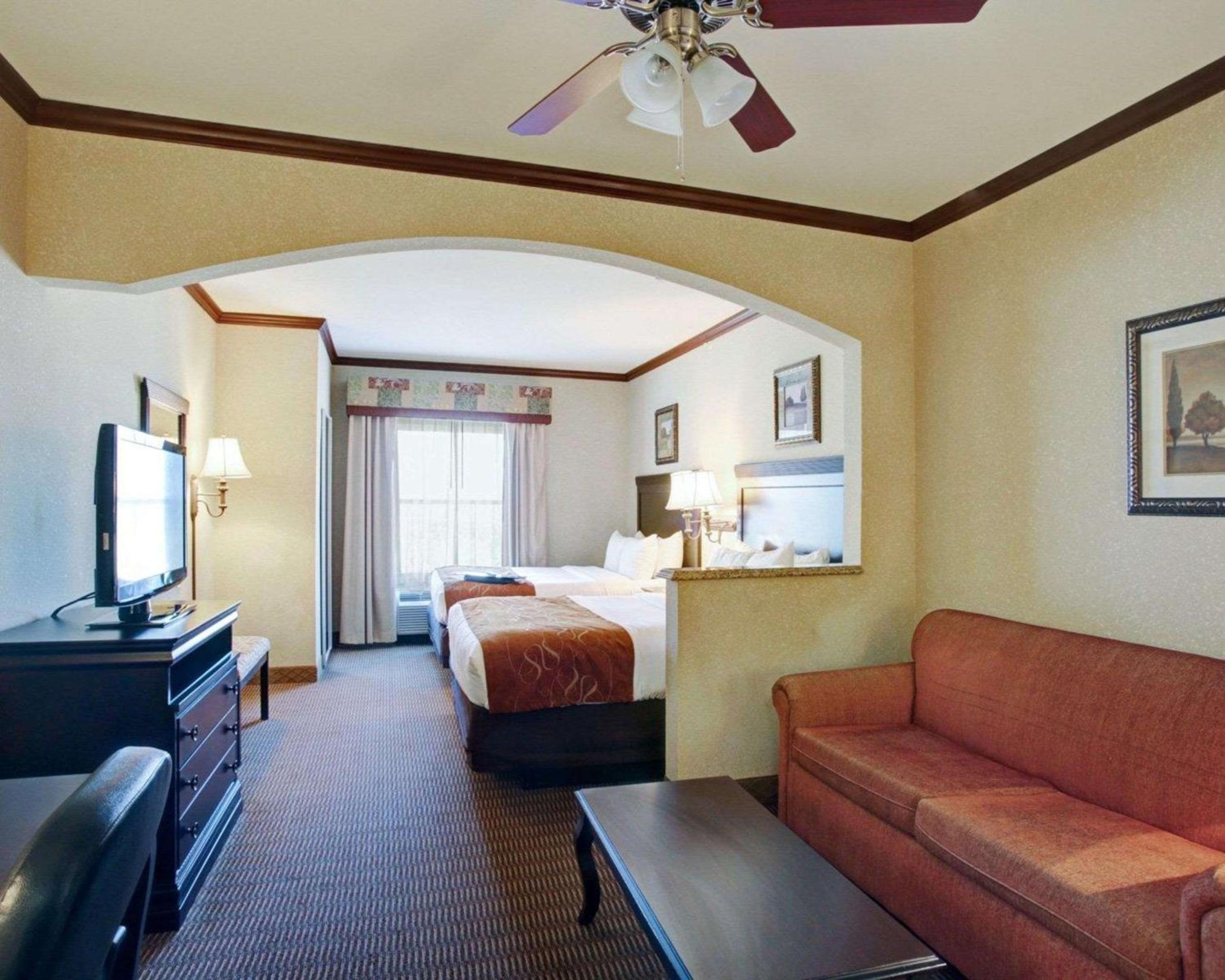 Queen Suite with Two Queen Beds - Non-Smoking - Photo 3