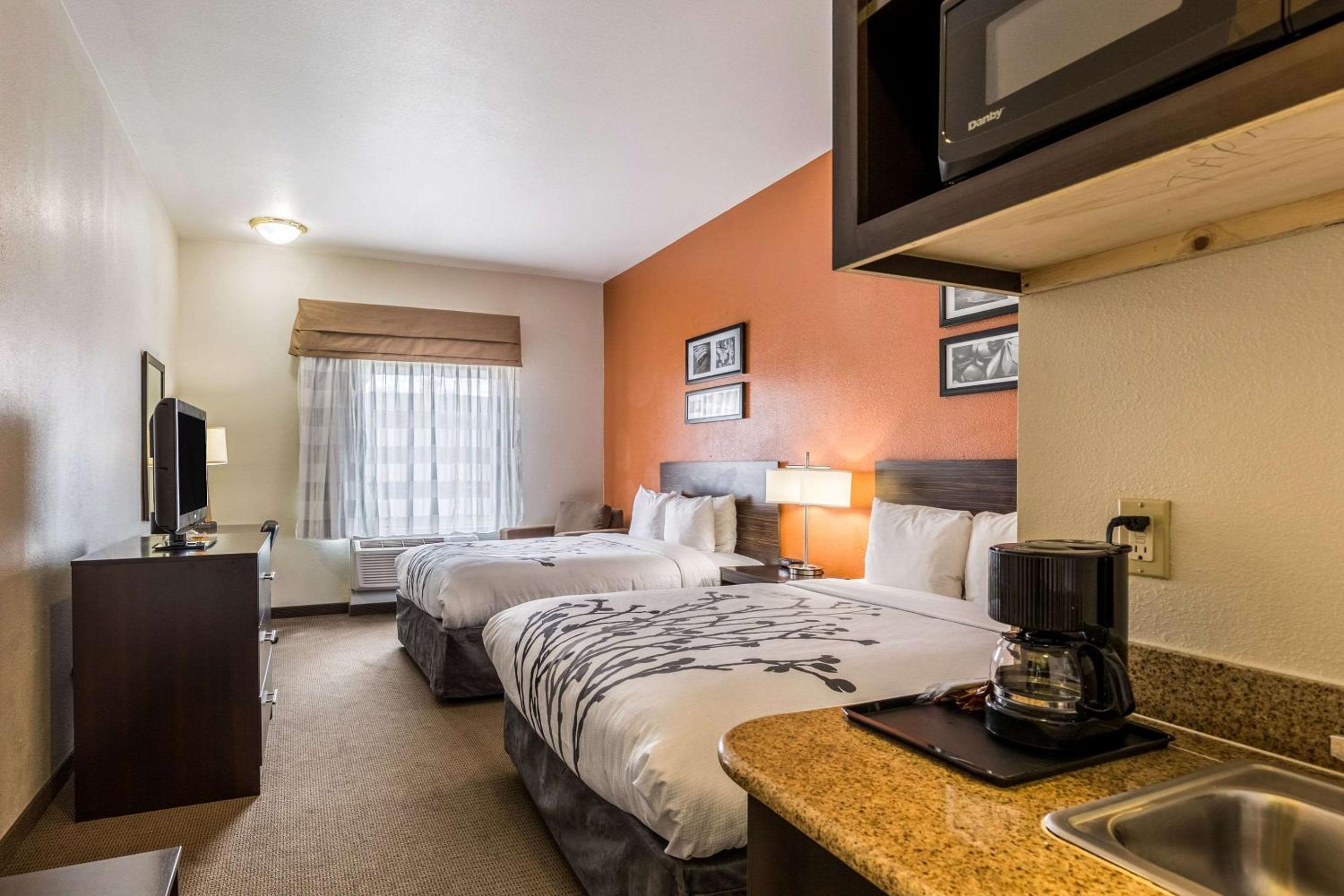 Queen Room with Two Queen Beds - Non-Smoking - Photo 1