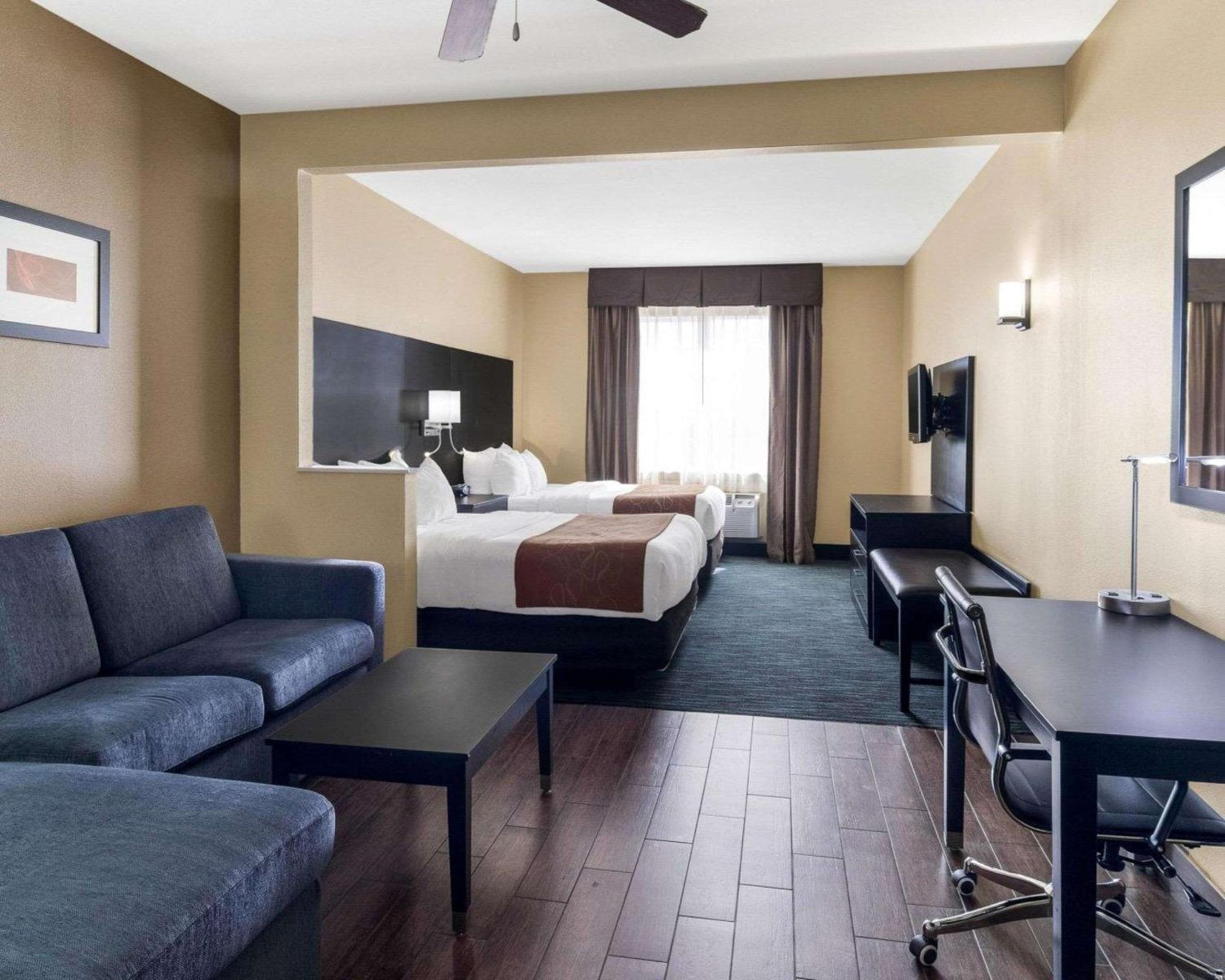 Queen Suite with Two Queen Beds - Non-Smoking - Photo 4