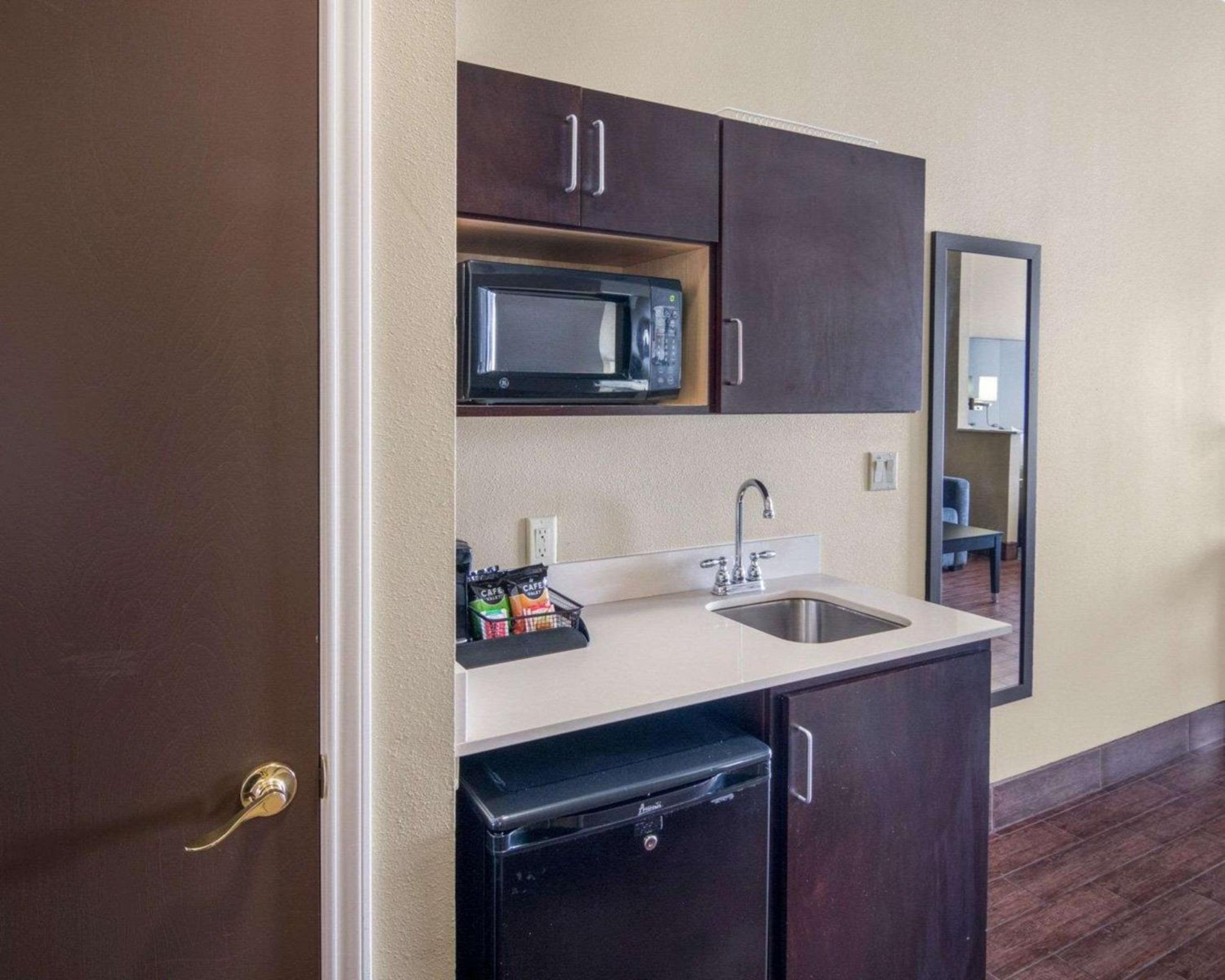 King Suite - Non-Smoking - Photo 5