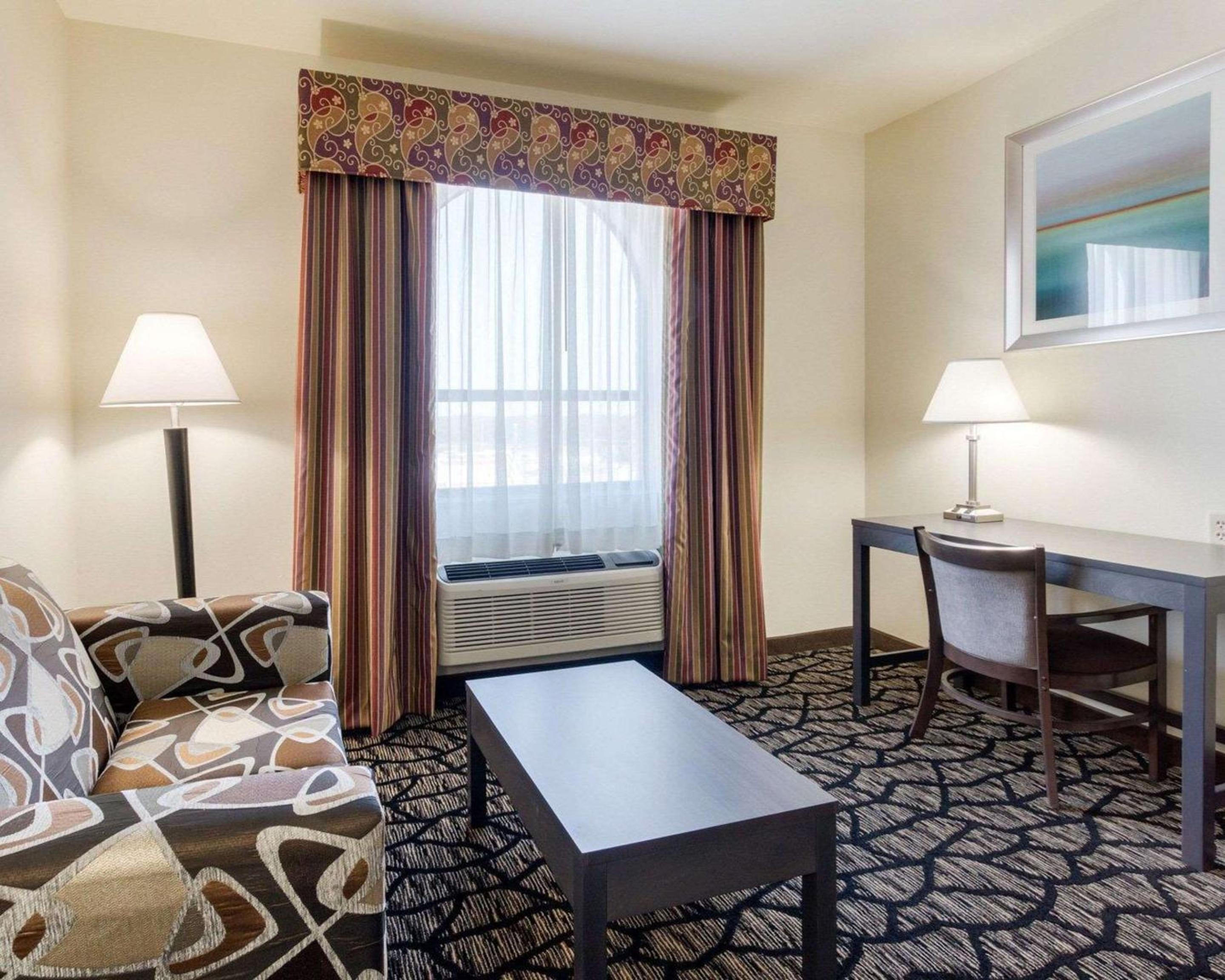 King Suite - Non-Smoking - Photo 5