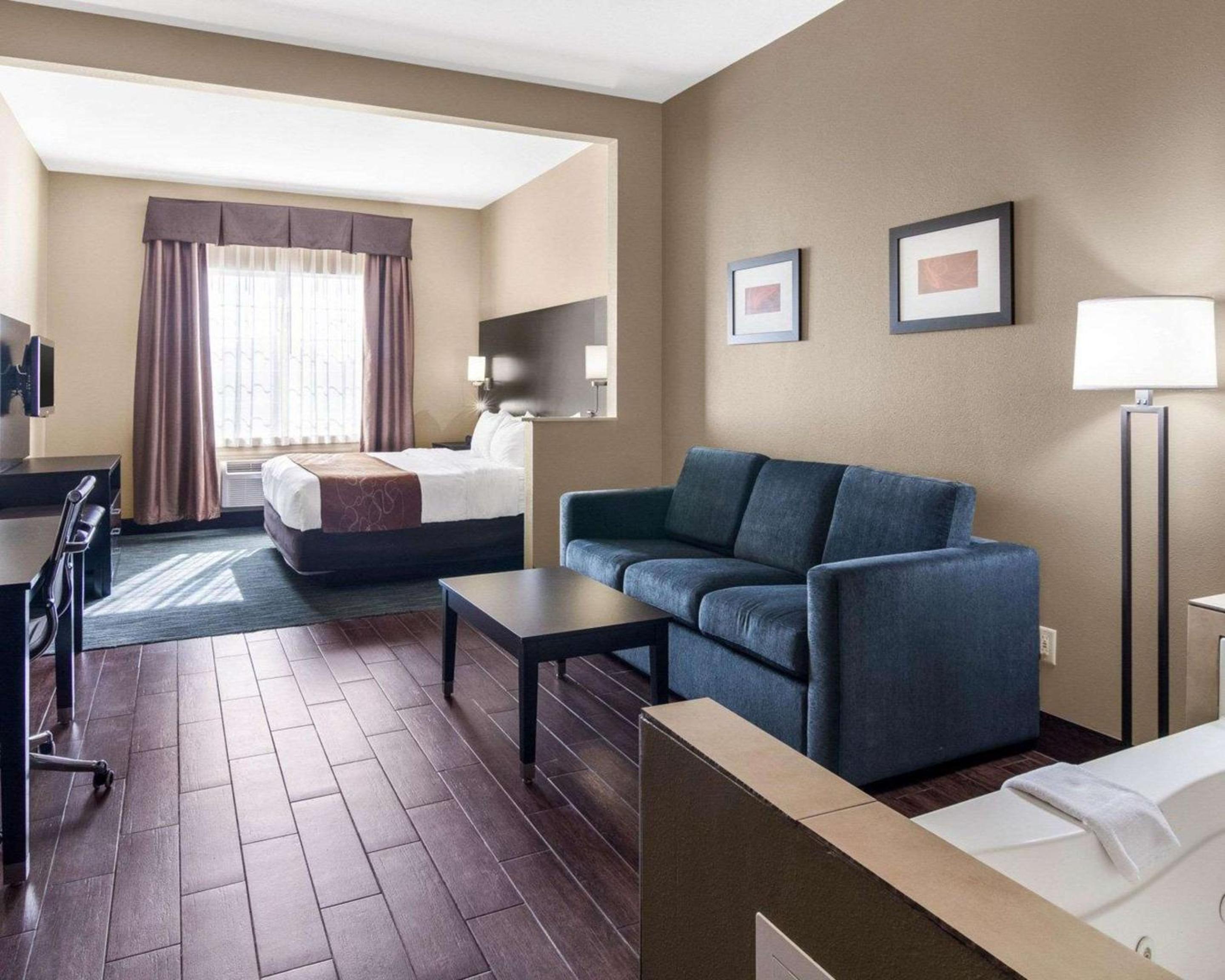 King Suite - Non-Smoking - Photo 4
