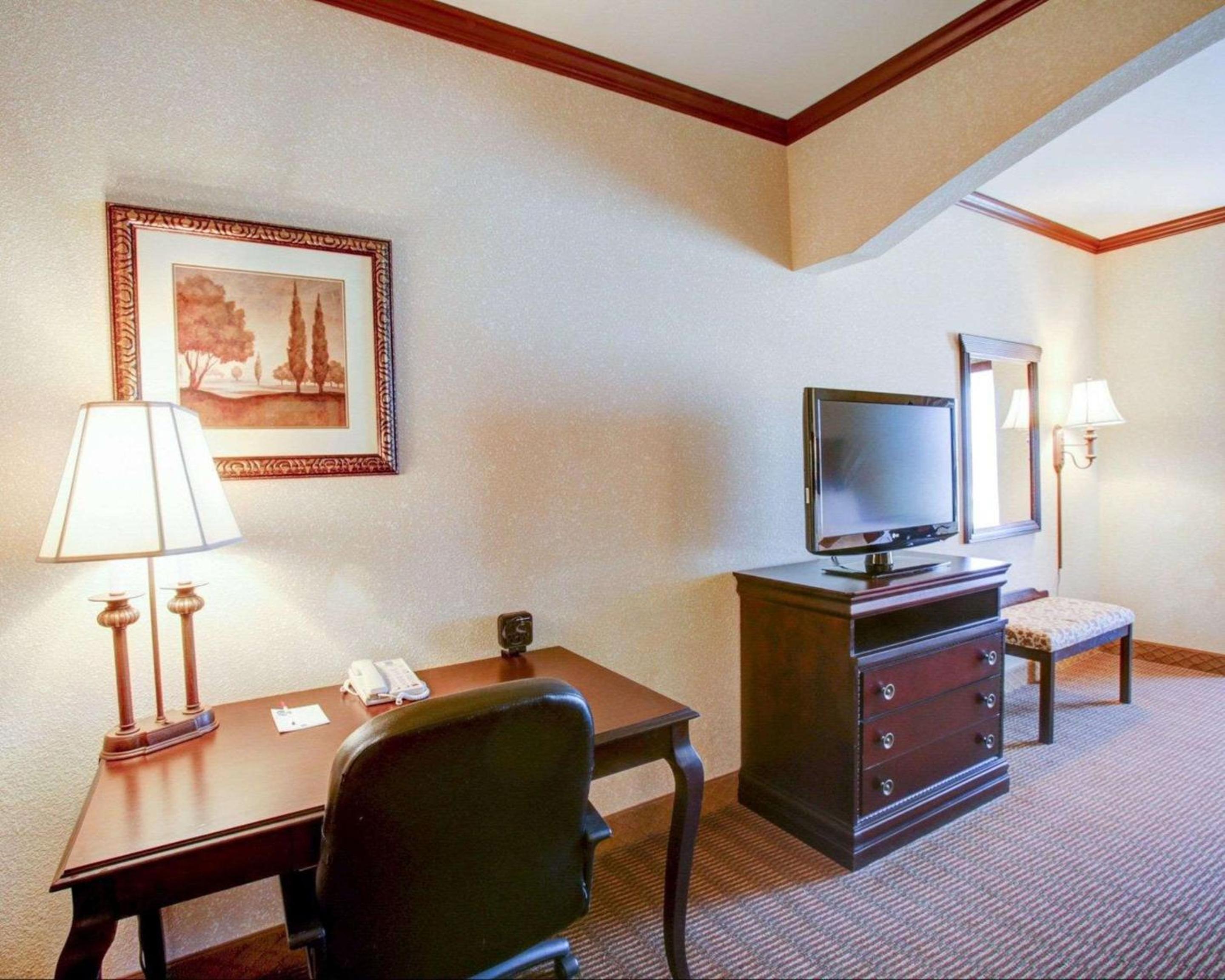 Queen Suite with Two Queen Beds - Non-Smoking - Photo 7