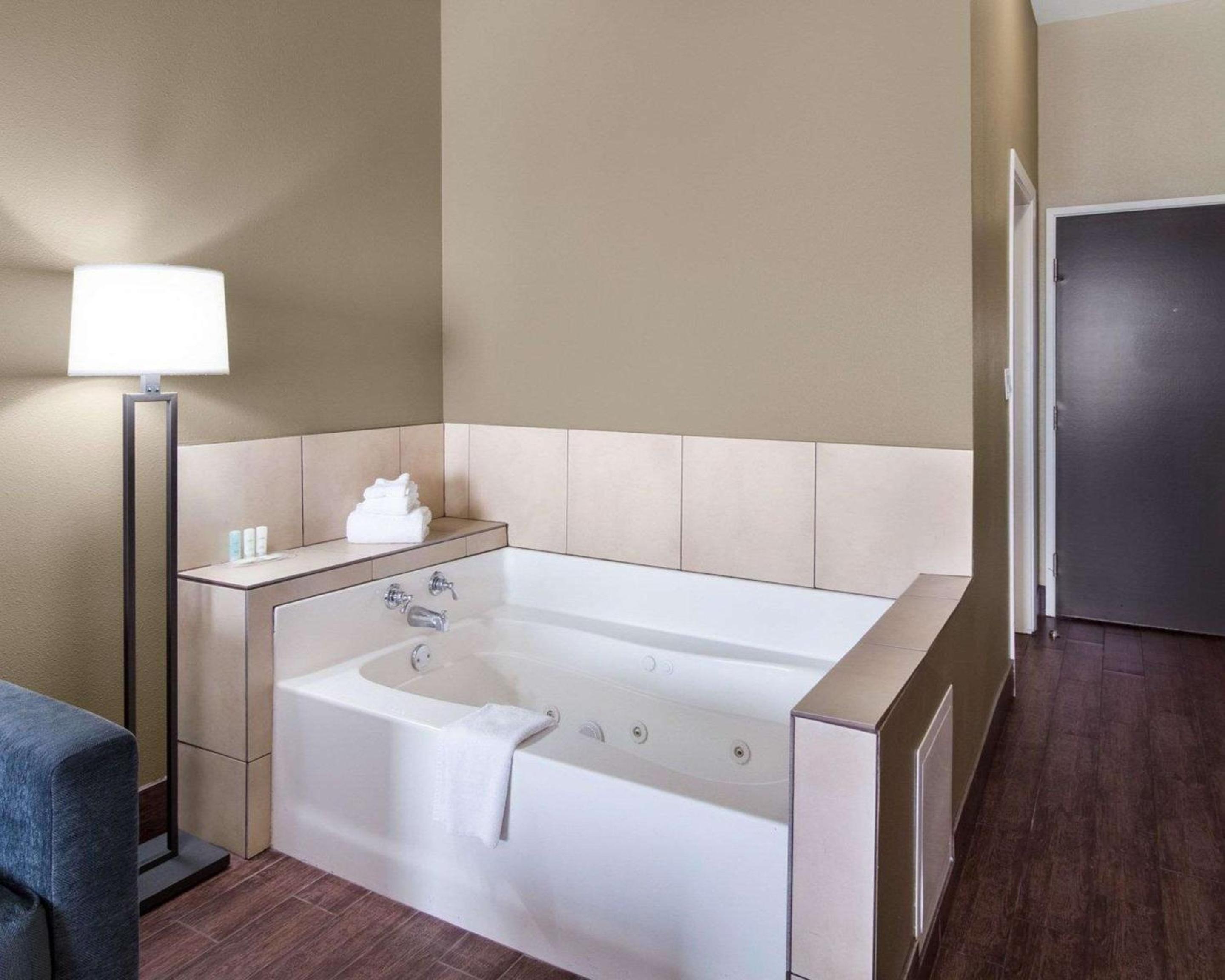 King Suite with Whirlpool Bath - Accessible/Non-Smoking