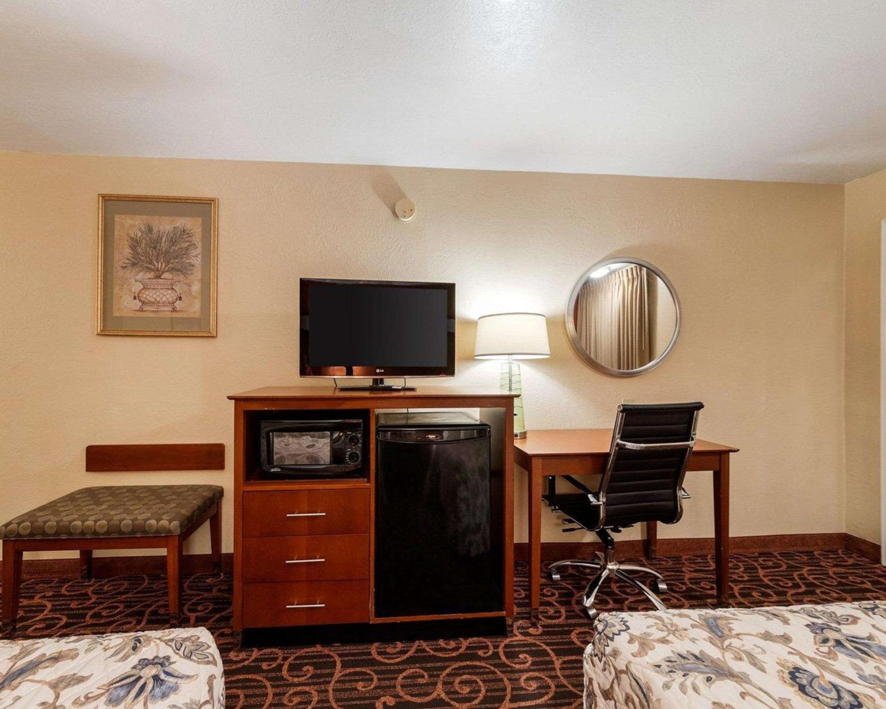 Queen Room with Two Queen Beds - Smoking - Photo 2
