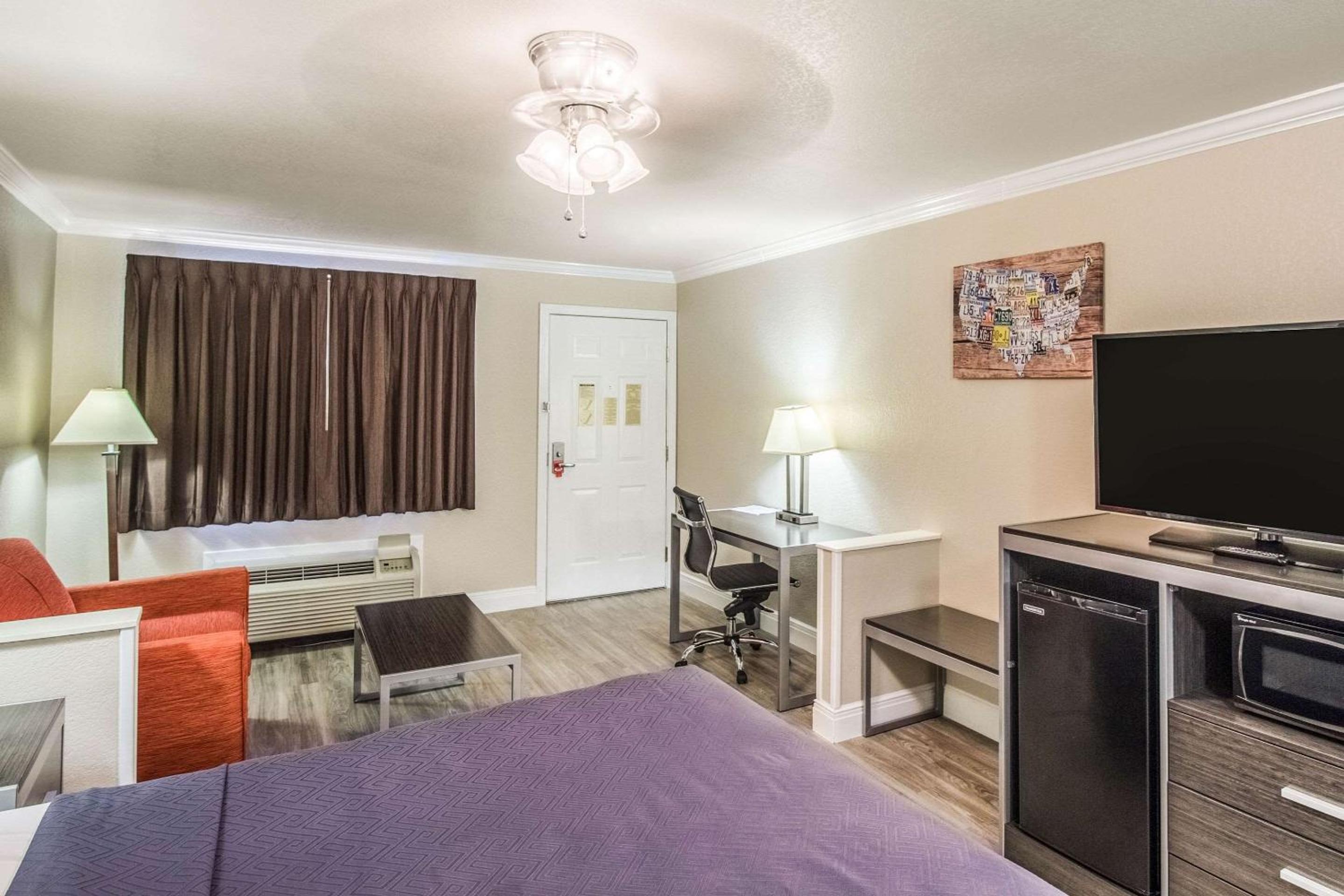 King Room - Non-Smoking - Photo 5
