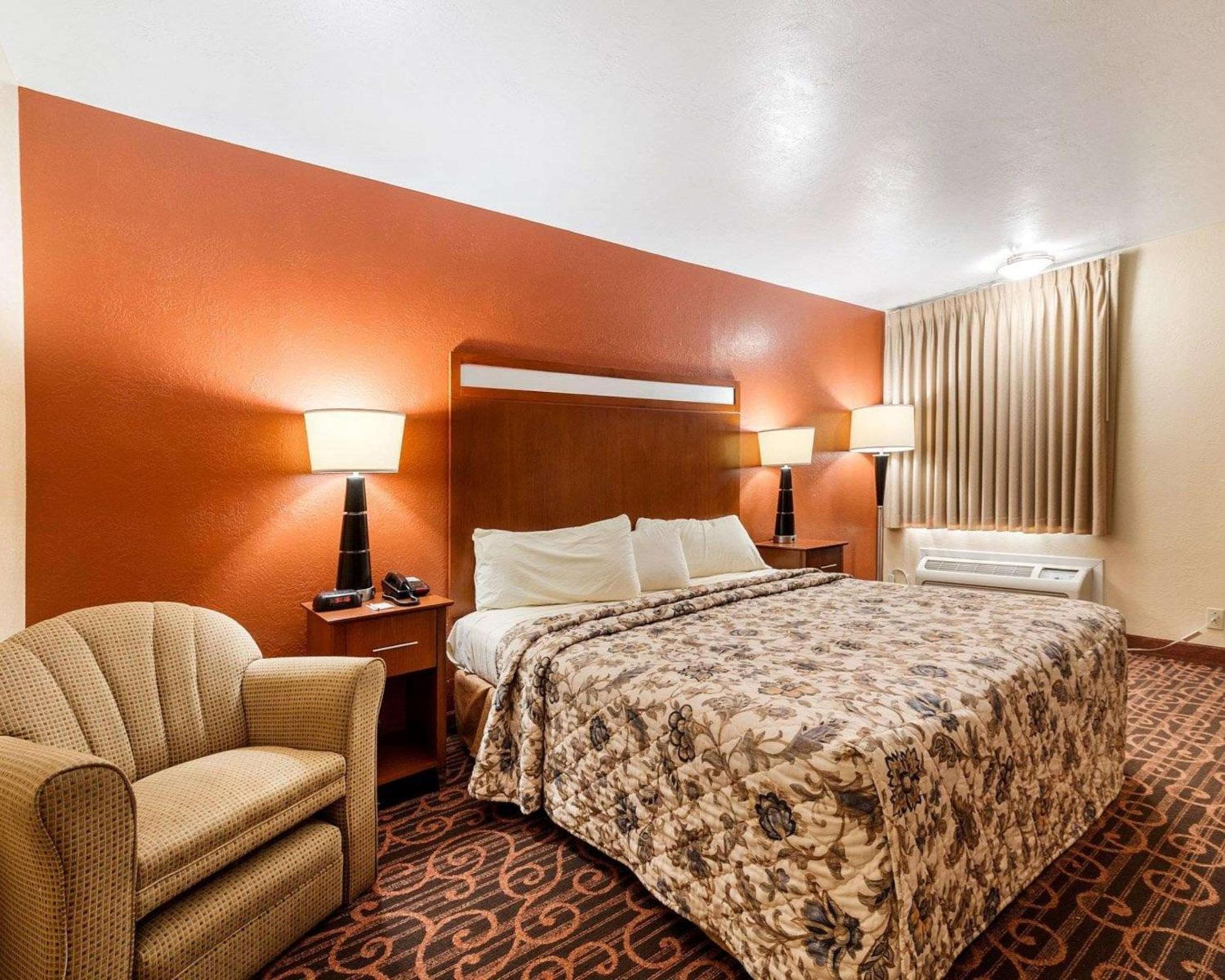 King Room - Non-Smoking - Photo 2