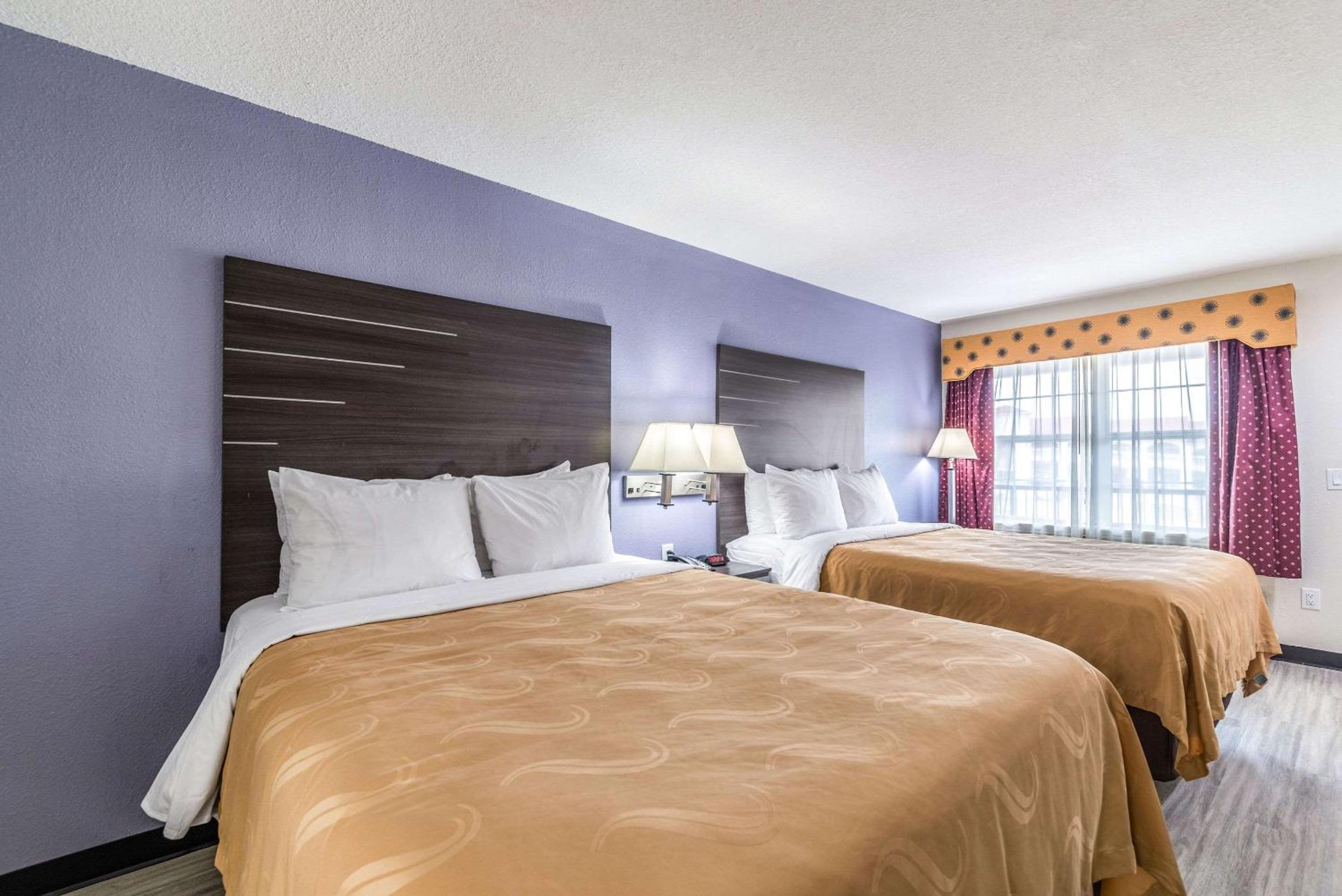 Queen Room with Two Queen Beds - Non-Smoking photo 2