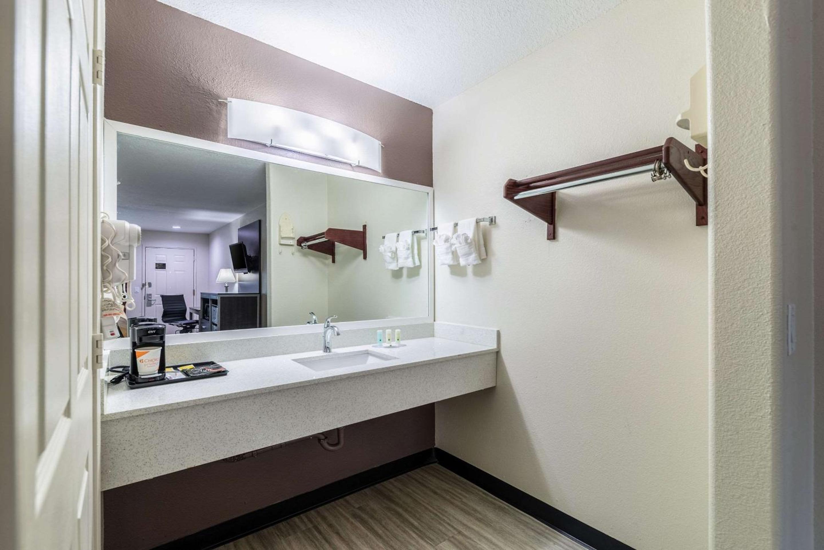 King Suite - Non-Smoking photo 3
