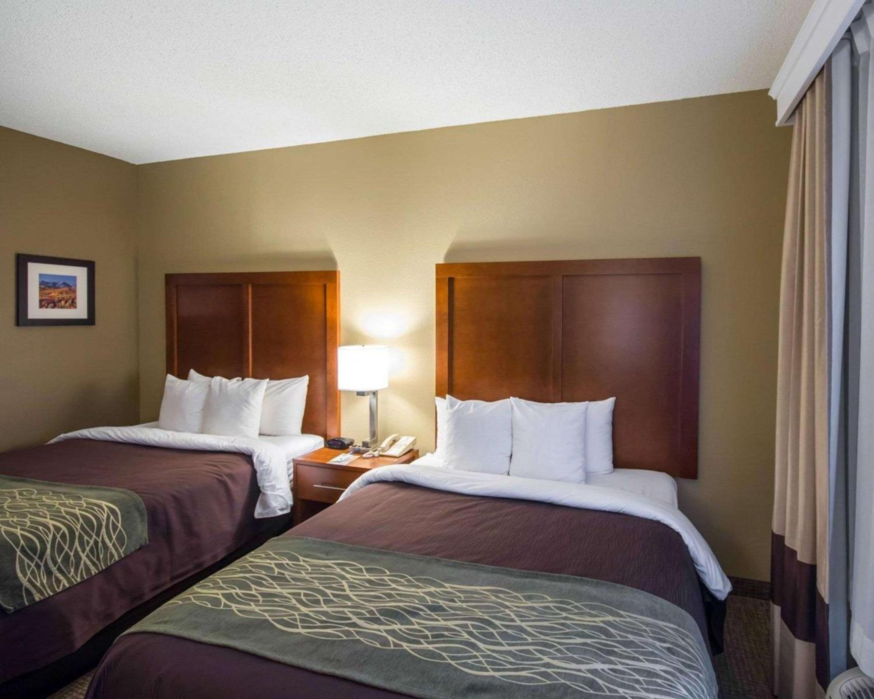 Queen Room with Two Queen Beds - Non-Smoking - Photo 2