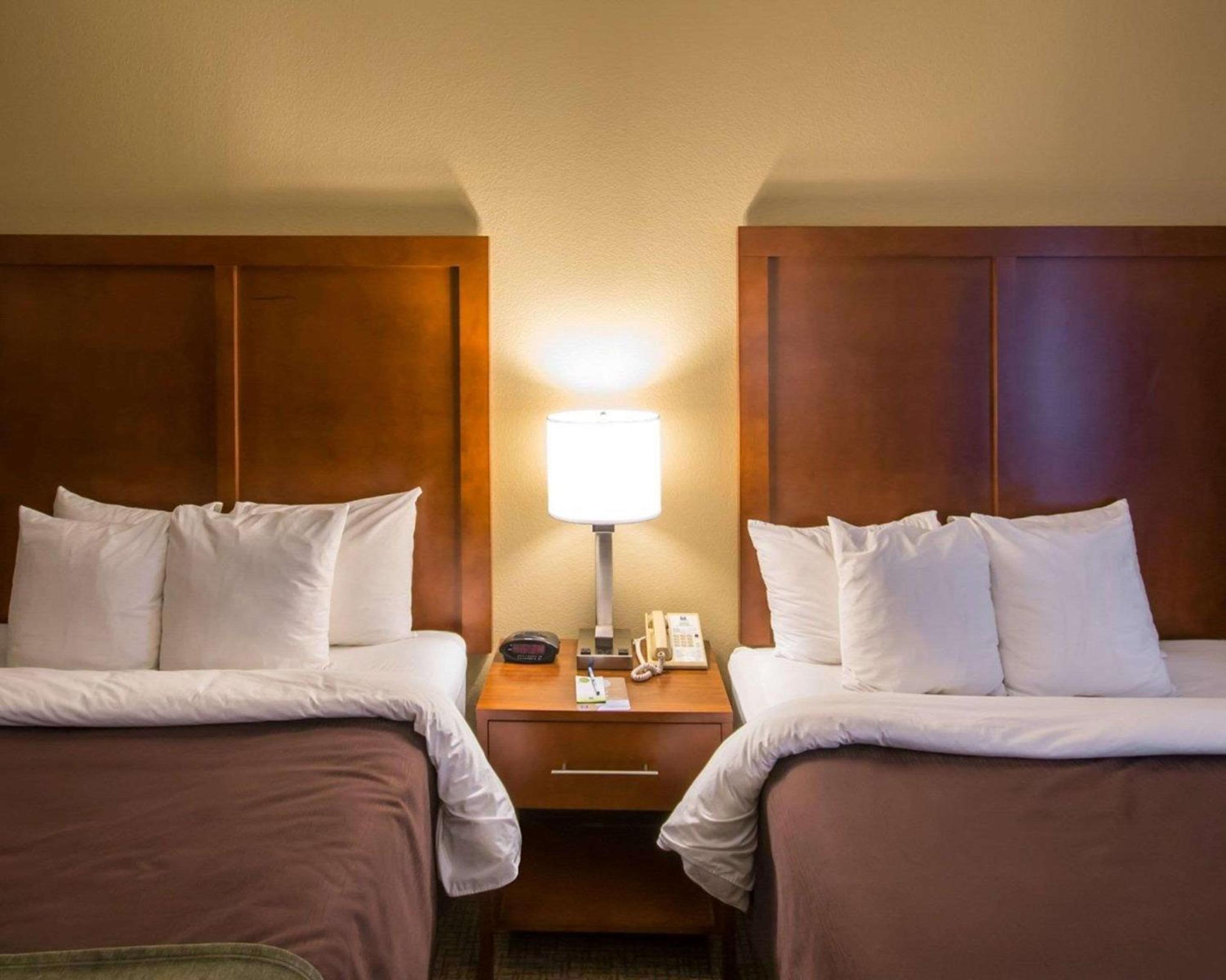 Queen Room with Two Queen Beds - Non-Smoking - Photo 3