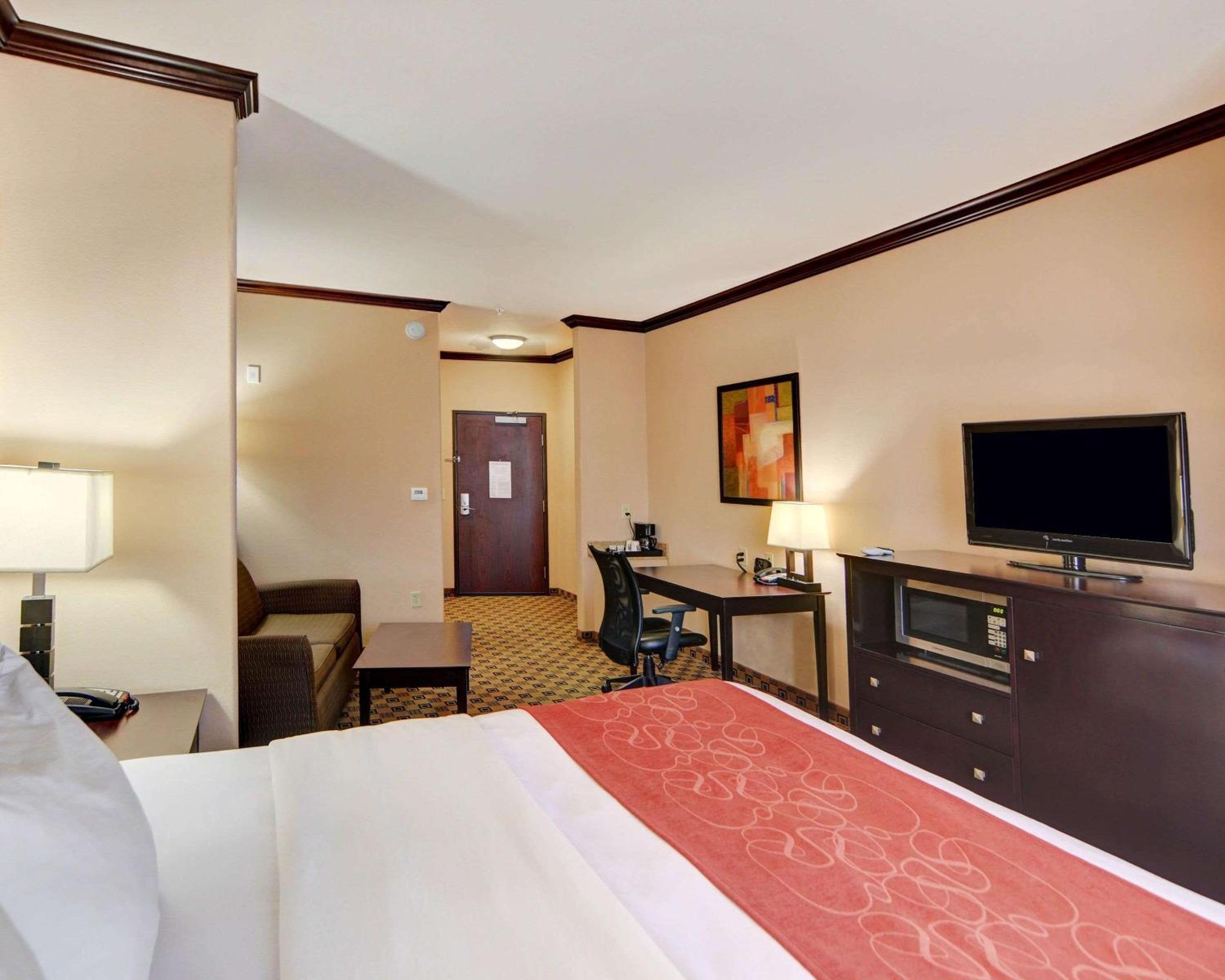 King Suite - Non-Smoking - Photo 2