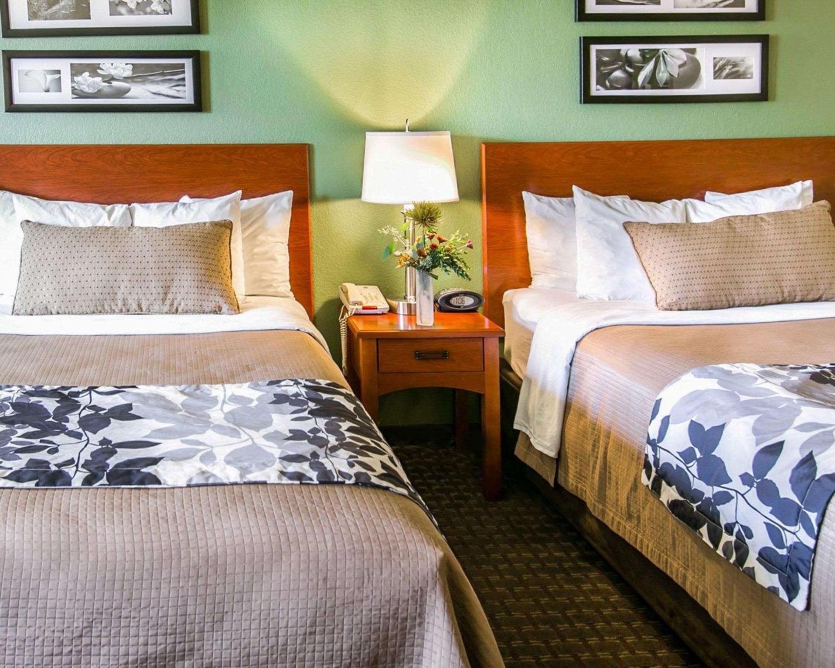 Queen Room with Two Queen Beds - Non-Smoking - Photo 1