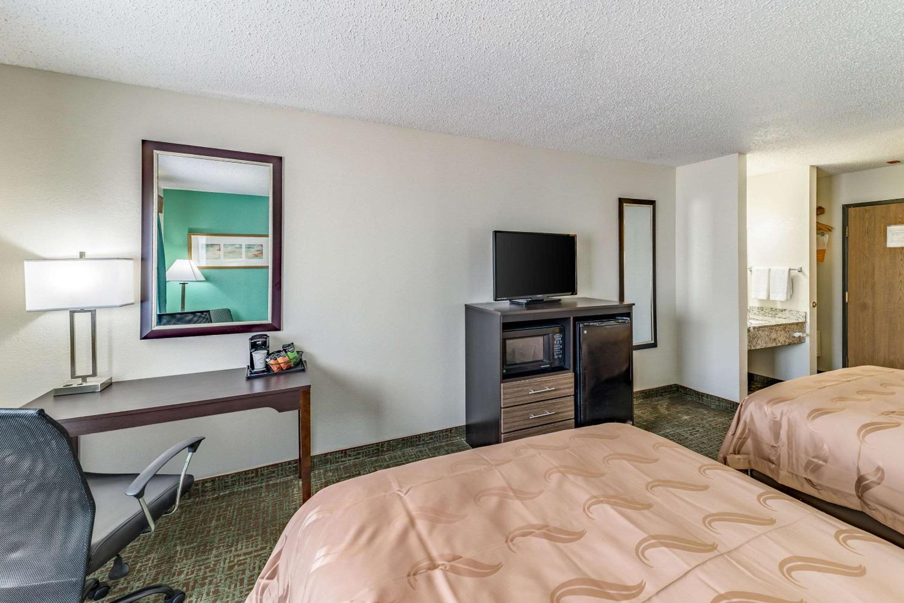 Queen Room with Two Queen Beds - Non-Smoking - Photo 4