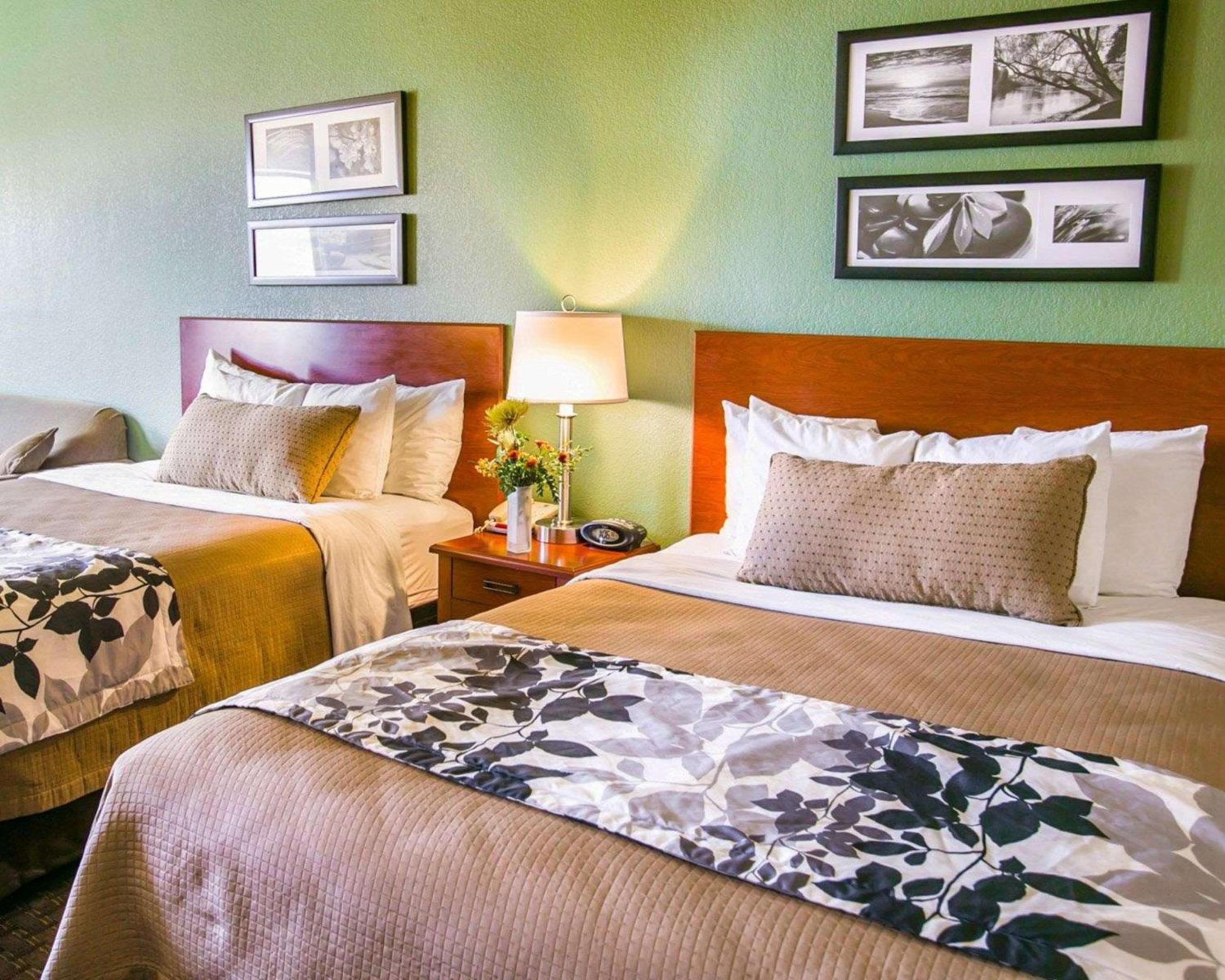 Queen Room with Two Queen Beds - Non-Smoking - Photo 2
