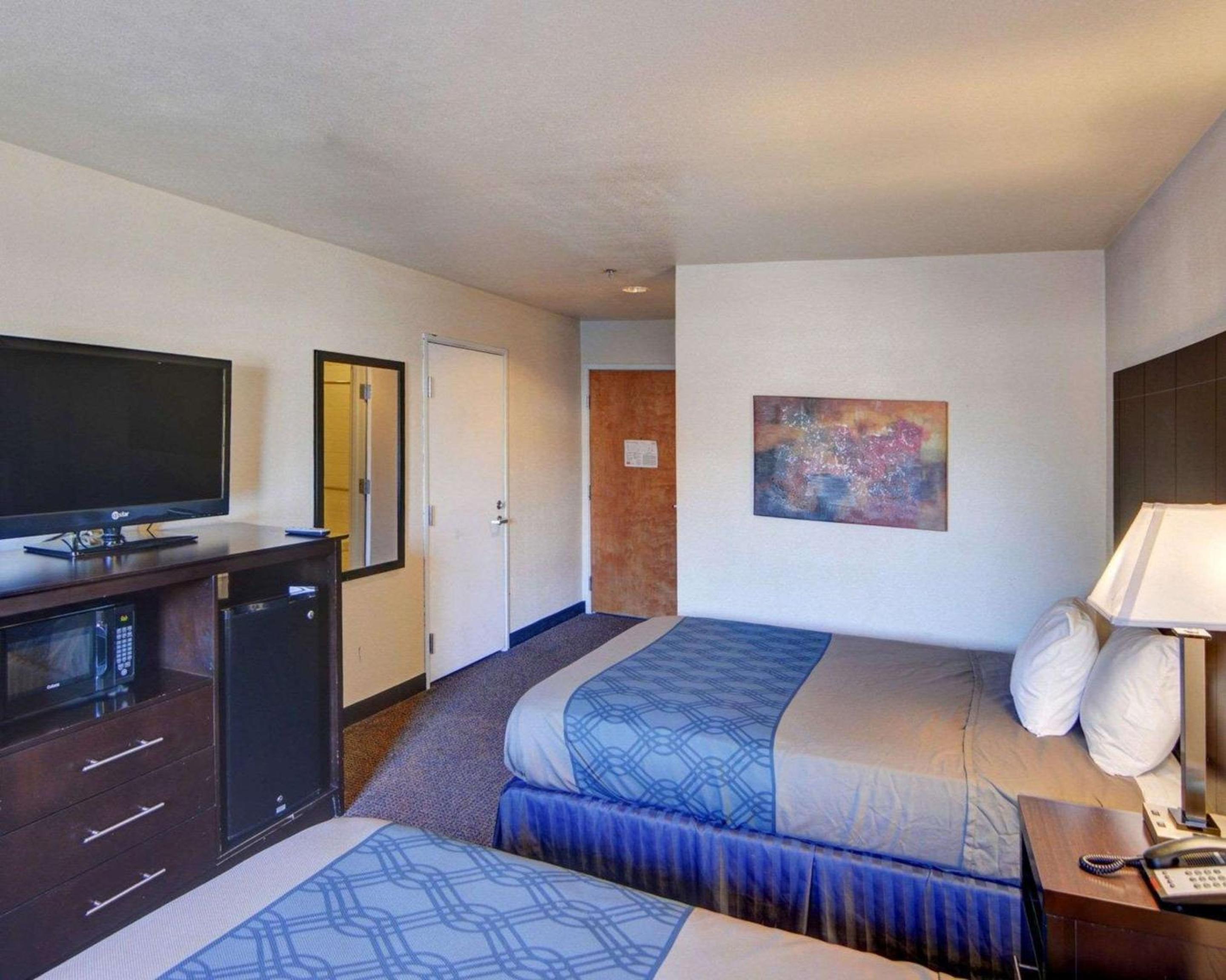 Queen Room with Two Queen Beds - Smoking - Photo 2