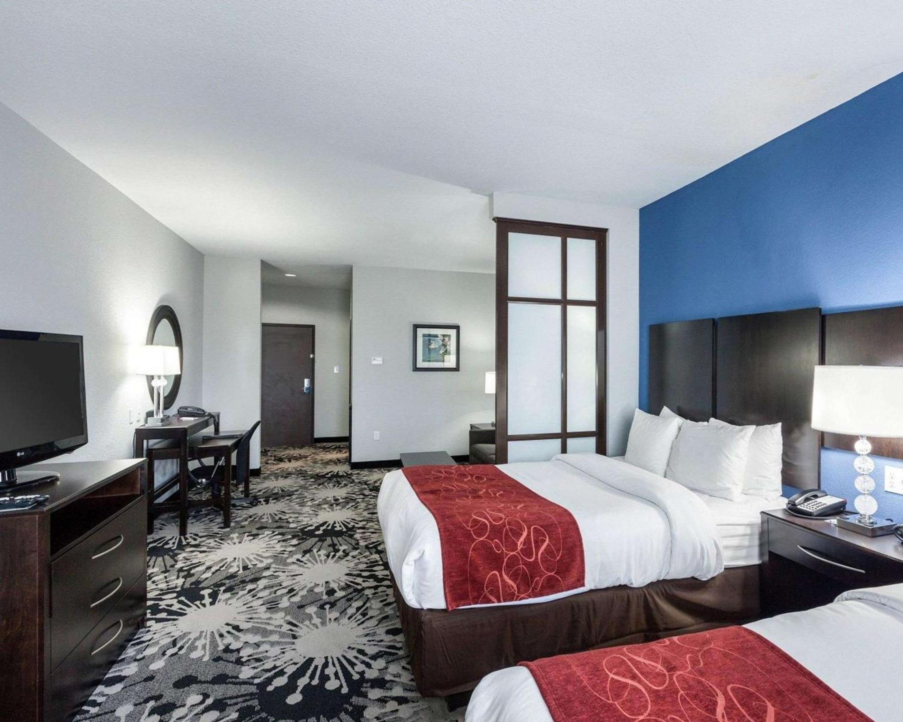Queen Suite with Two Queen Beds and Sofa Bed - Non-Smoking photo 2