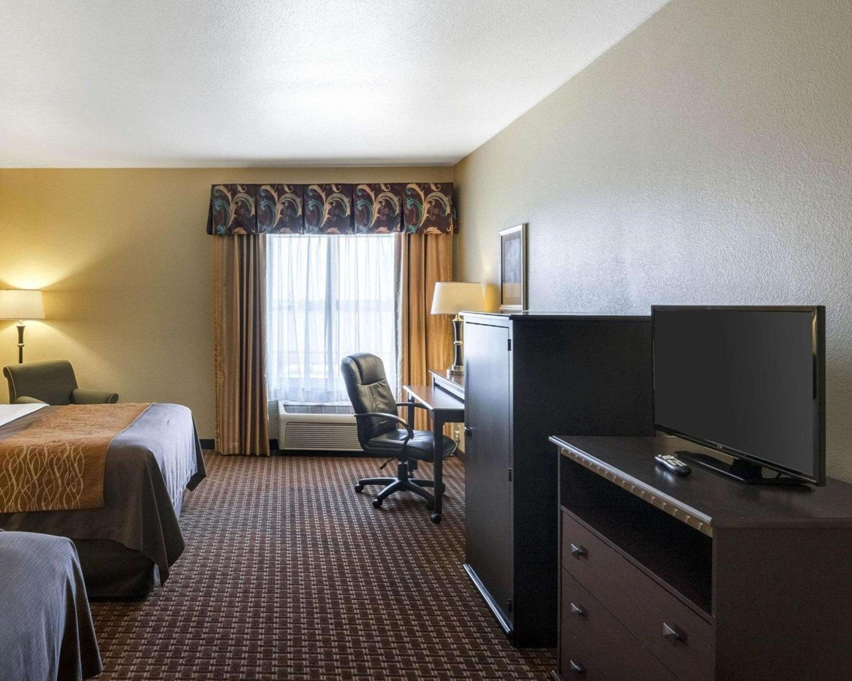 Queen Room with Two Queen Beds - Non-Smoking - Photo 2