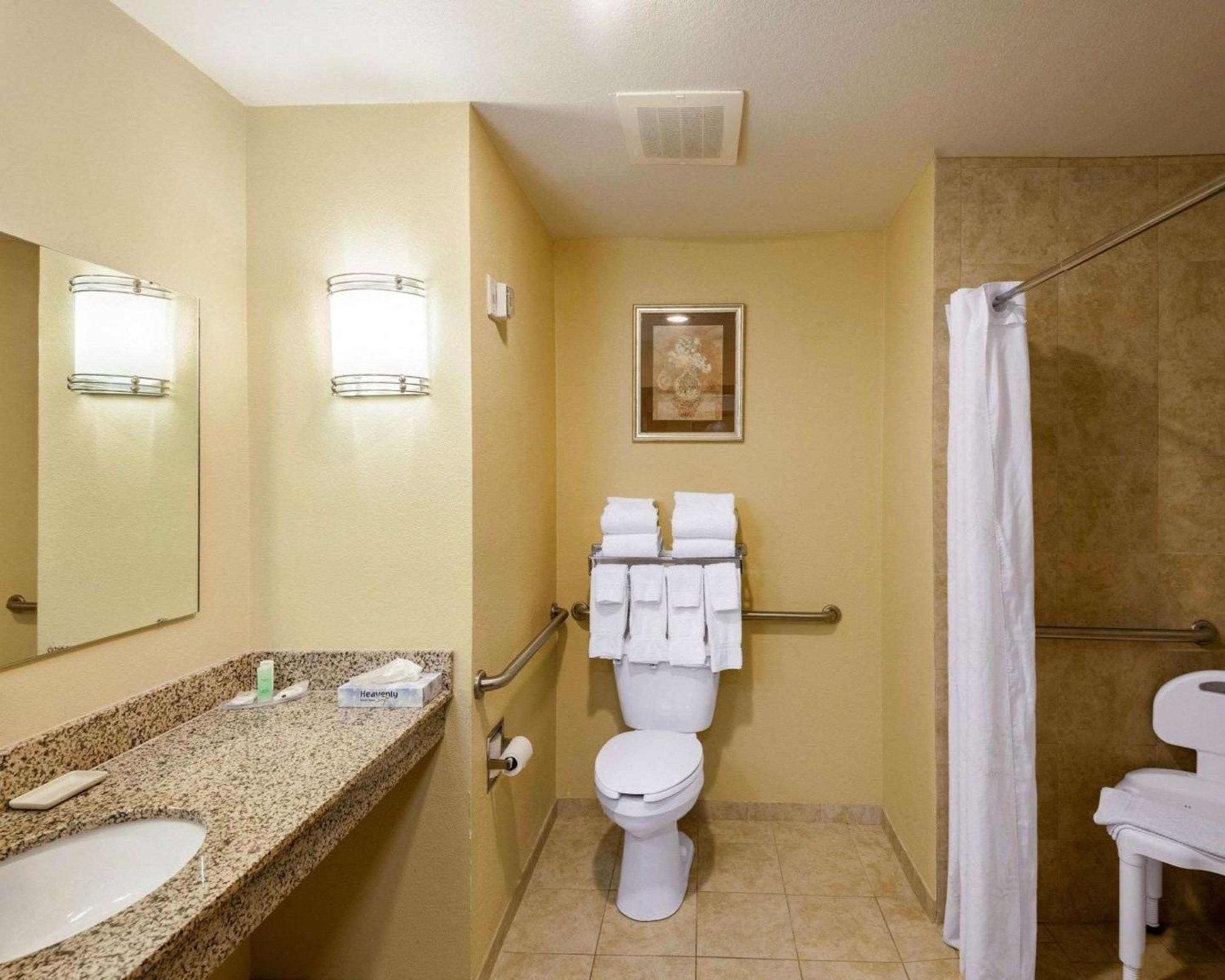 Queen Room with Two Queen Beds - Accessible/Non-Smoking  - Photo 3