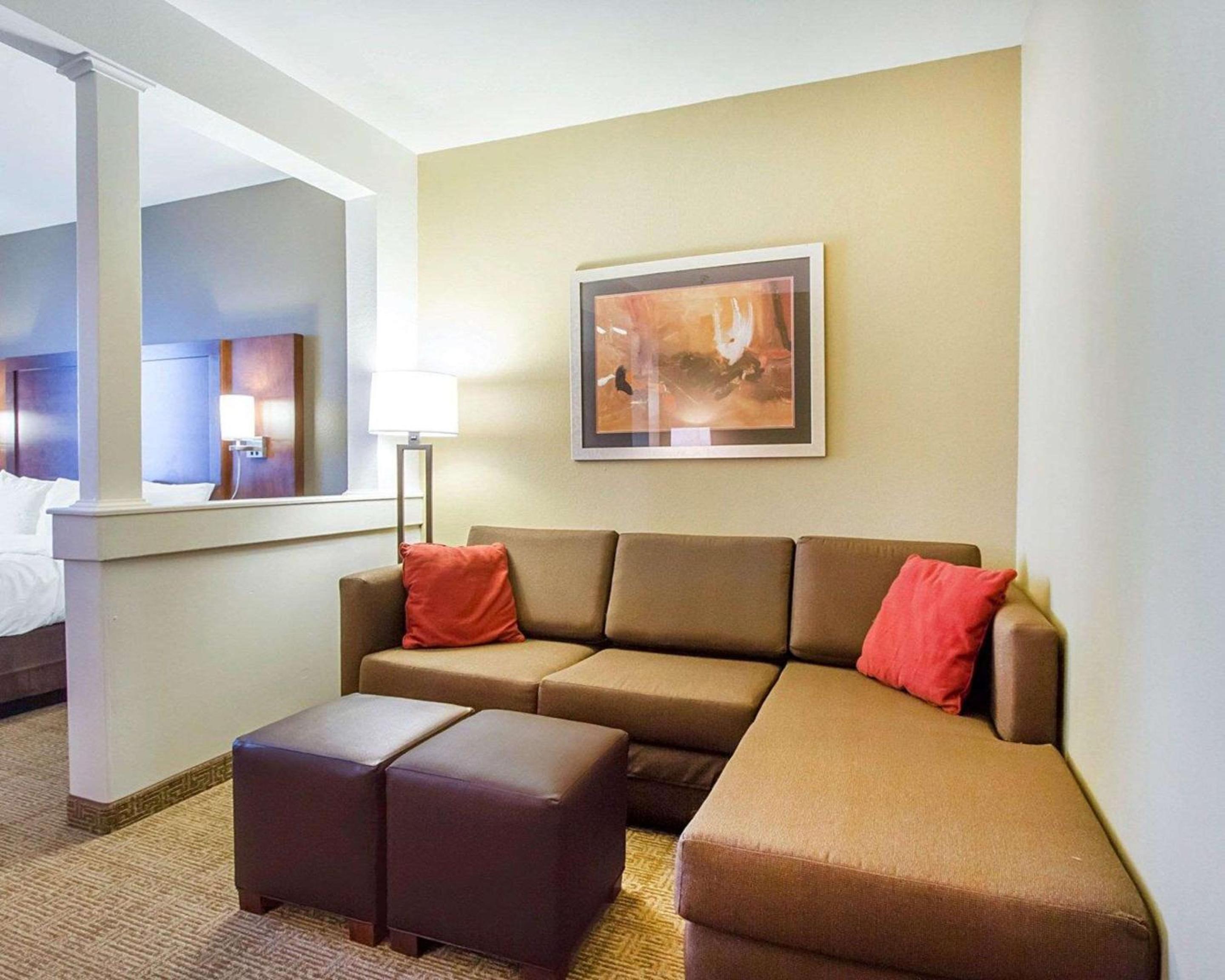 King Suite - Non-Smoking - Photo 7