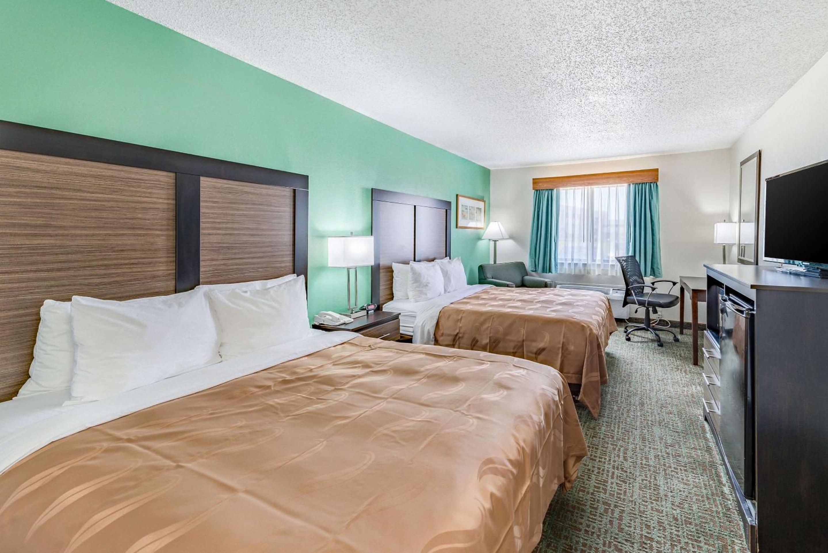 Queen Room with Two Queen Beds - Non-Smoking - Photo 3