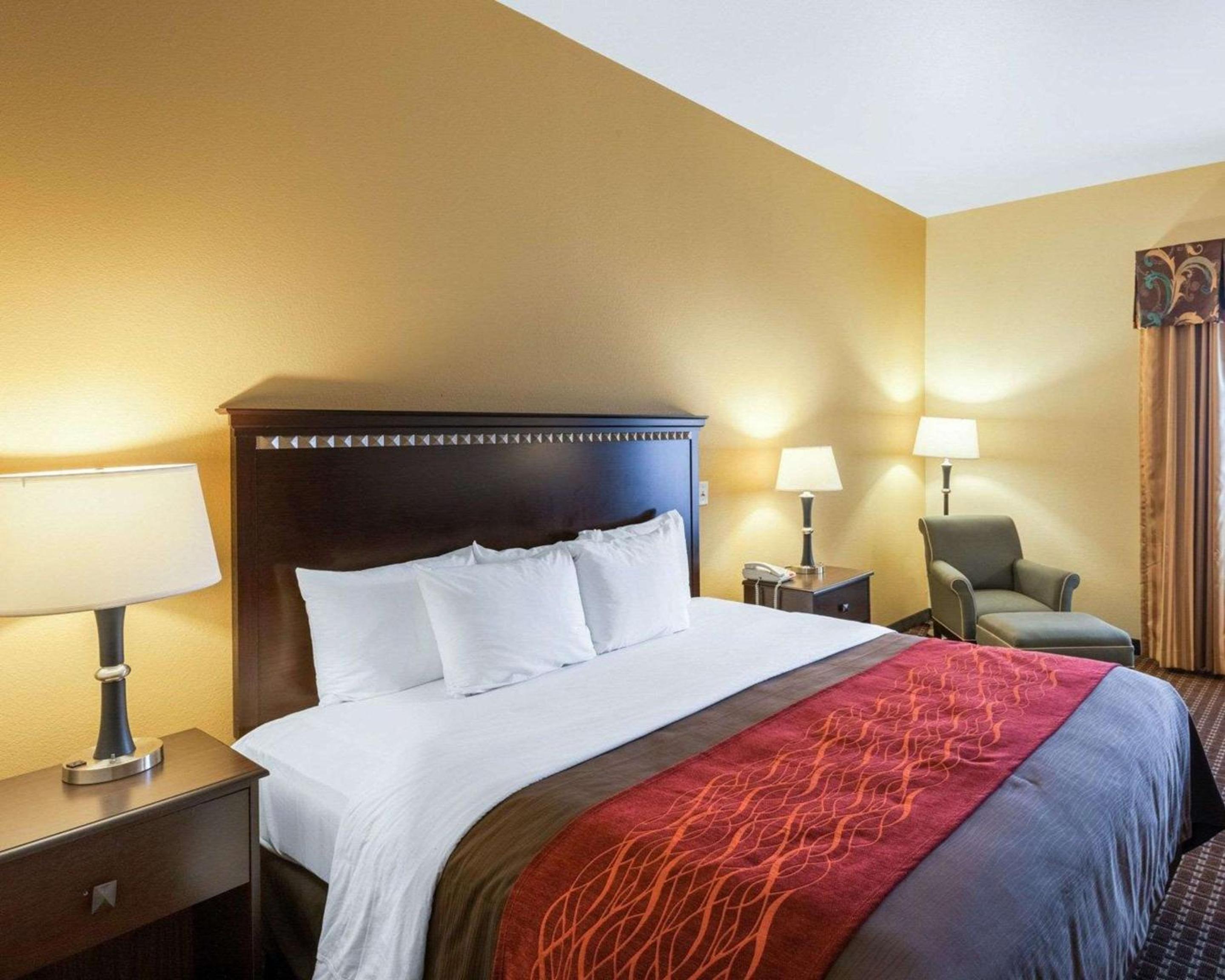 King Room - Non-Smoking - Photo 5