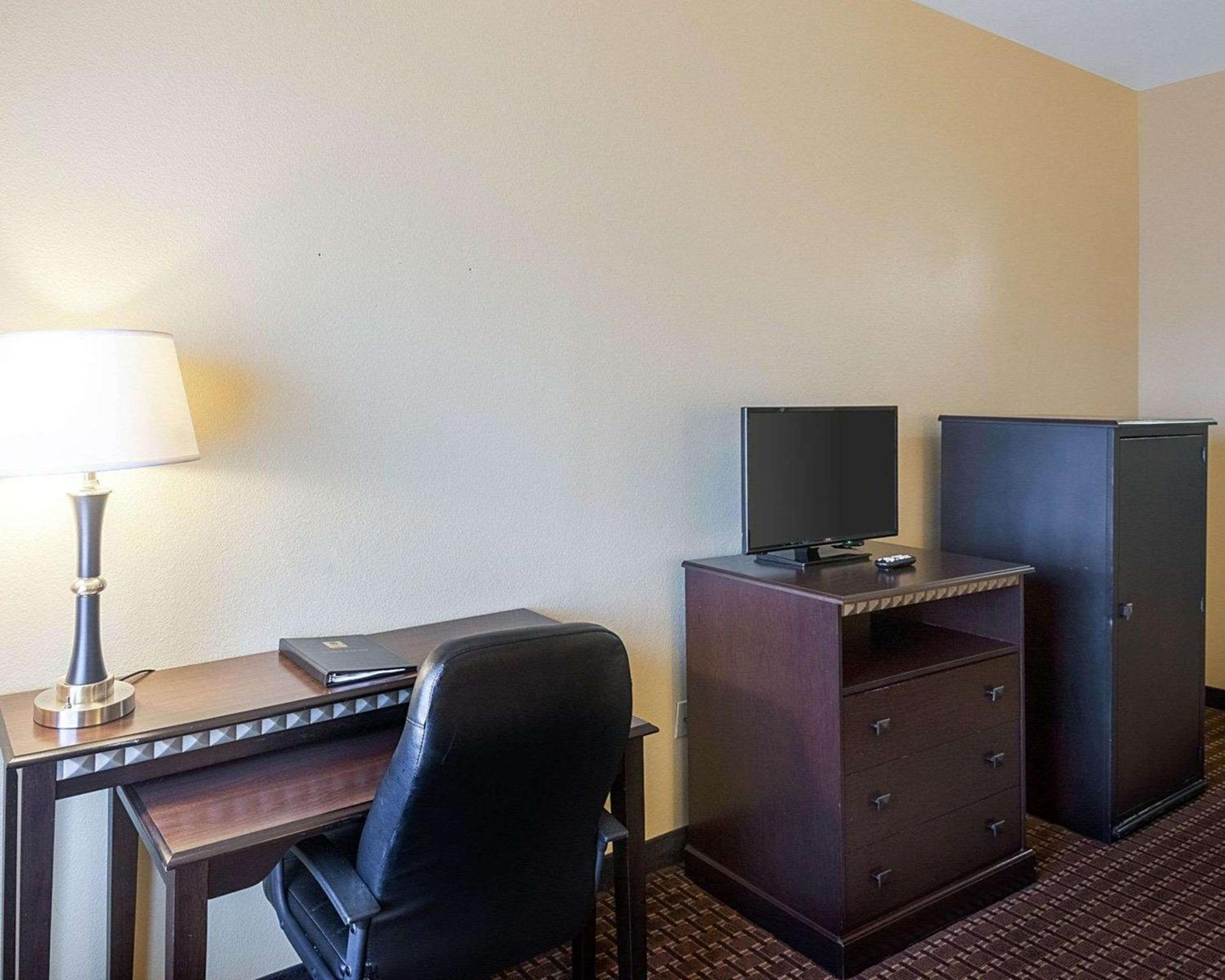 King Room - Non-Smoking - Photo 4
