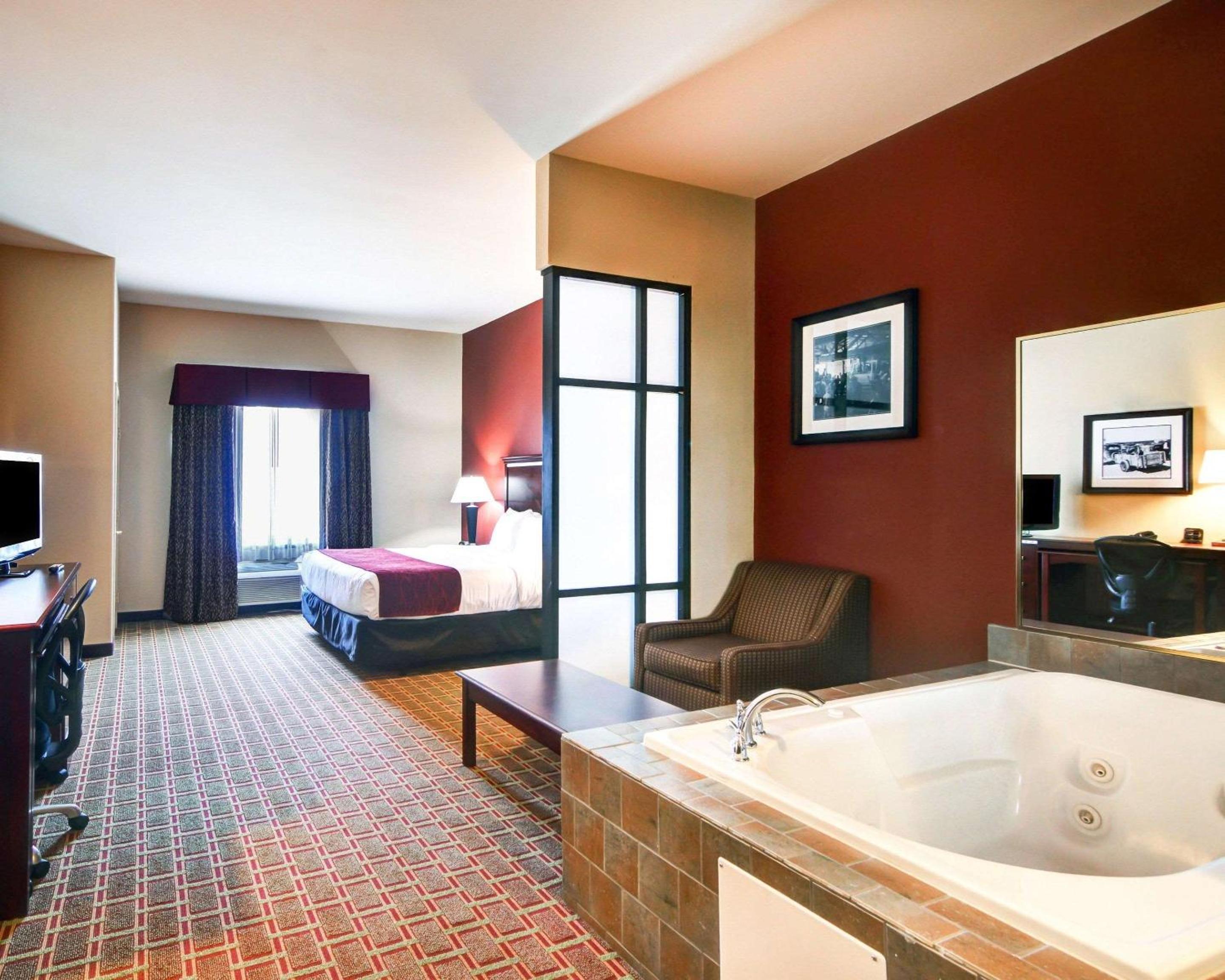 King Suite with Whirlpool - Photo 1