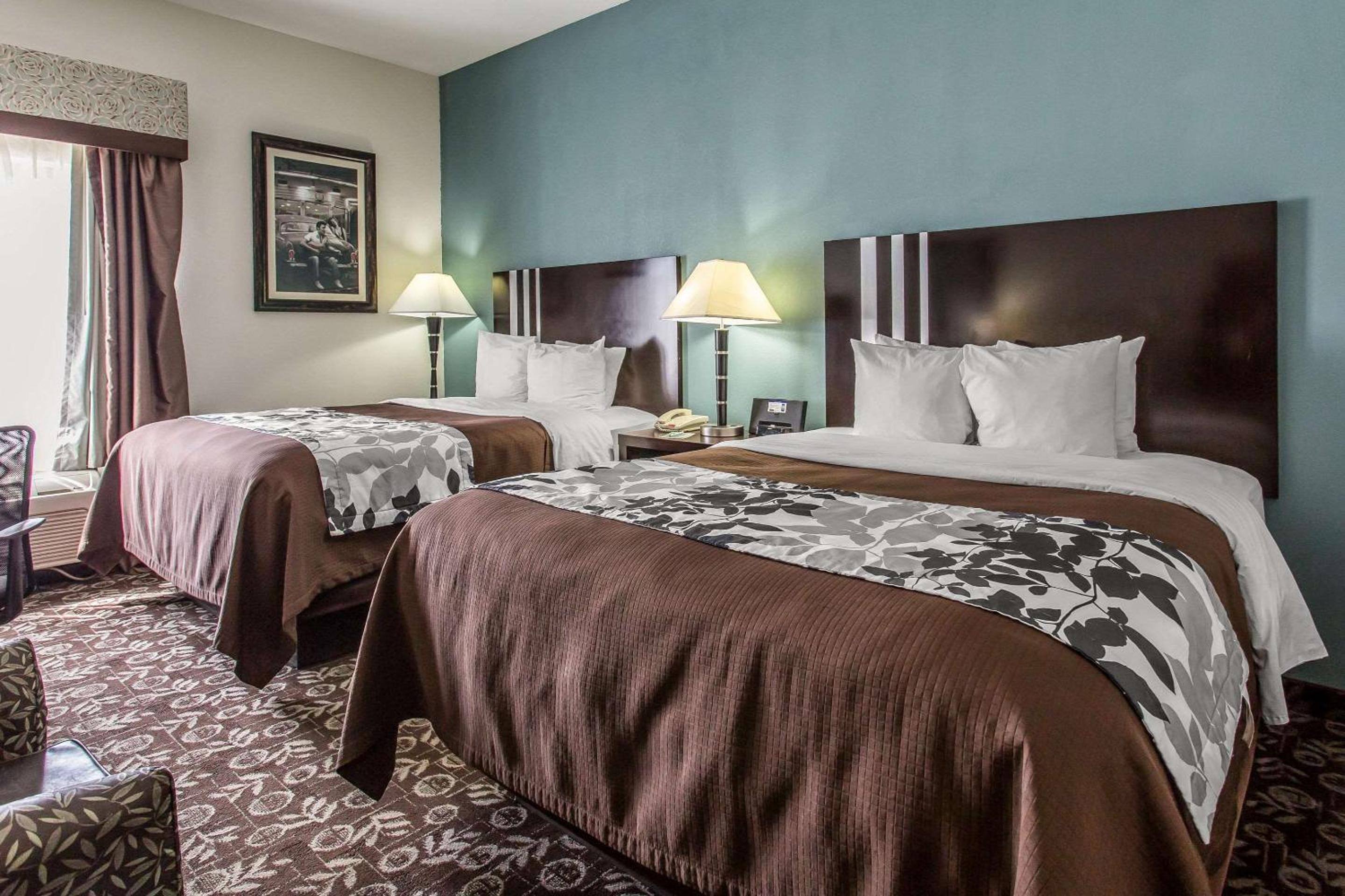 Queen Room with Two Queen Beds - Non-Smoking - Photo 4