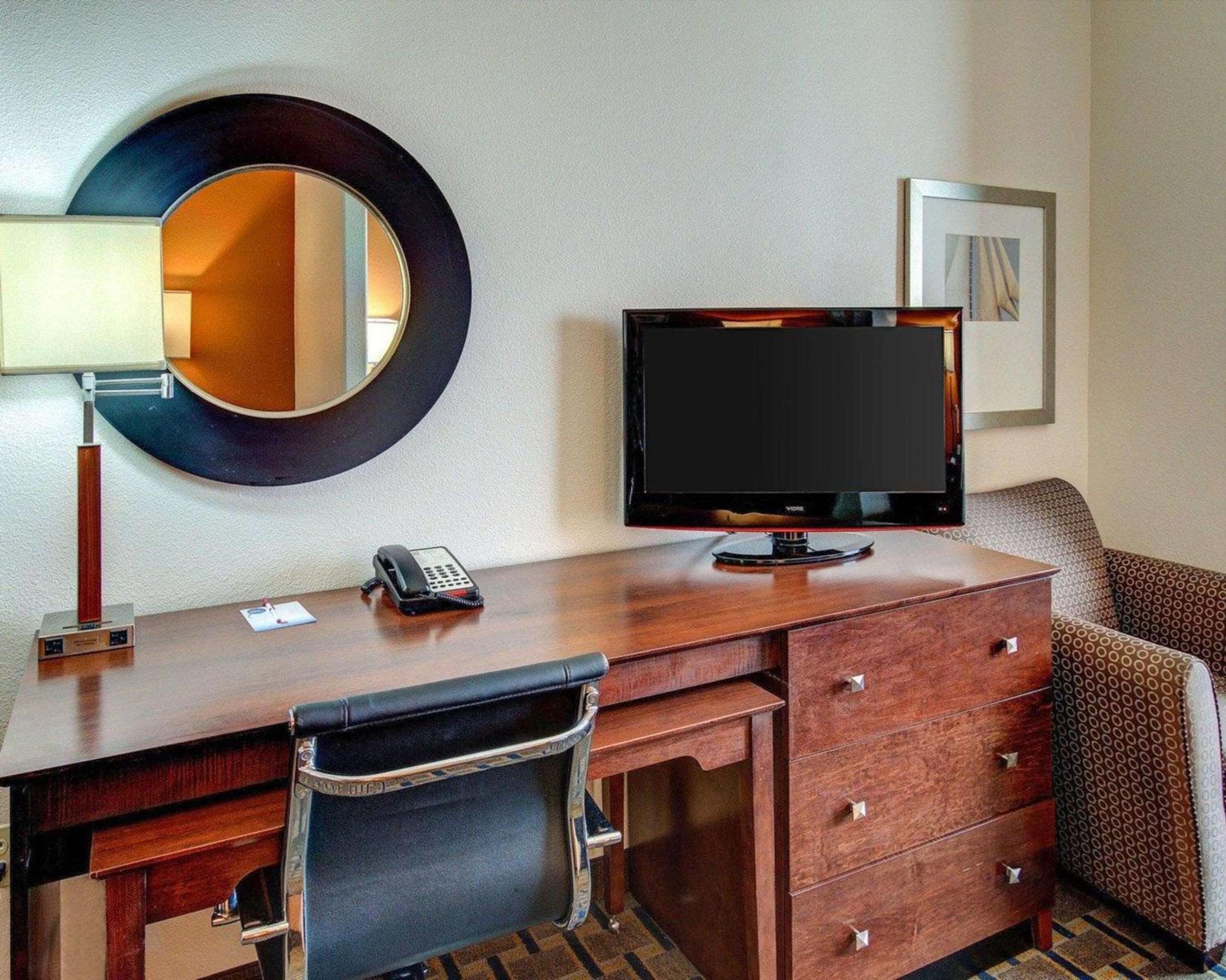 King Suite - Non-Smoking - Photo 3