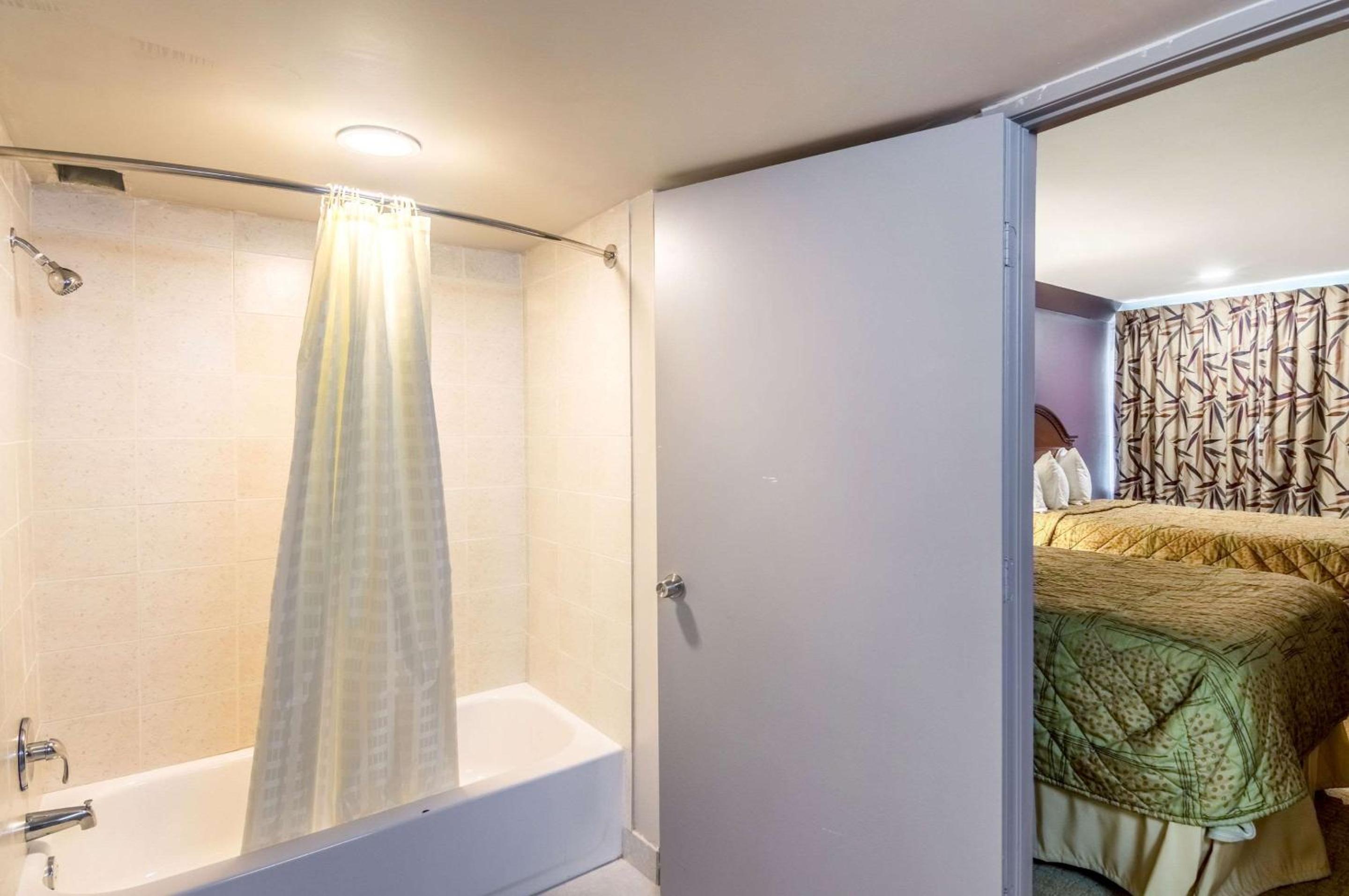 Double Room with Two Double Beds - Non-Smoking - Photo 3