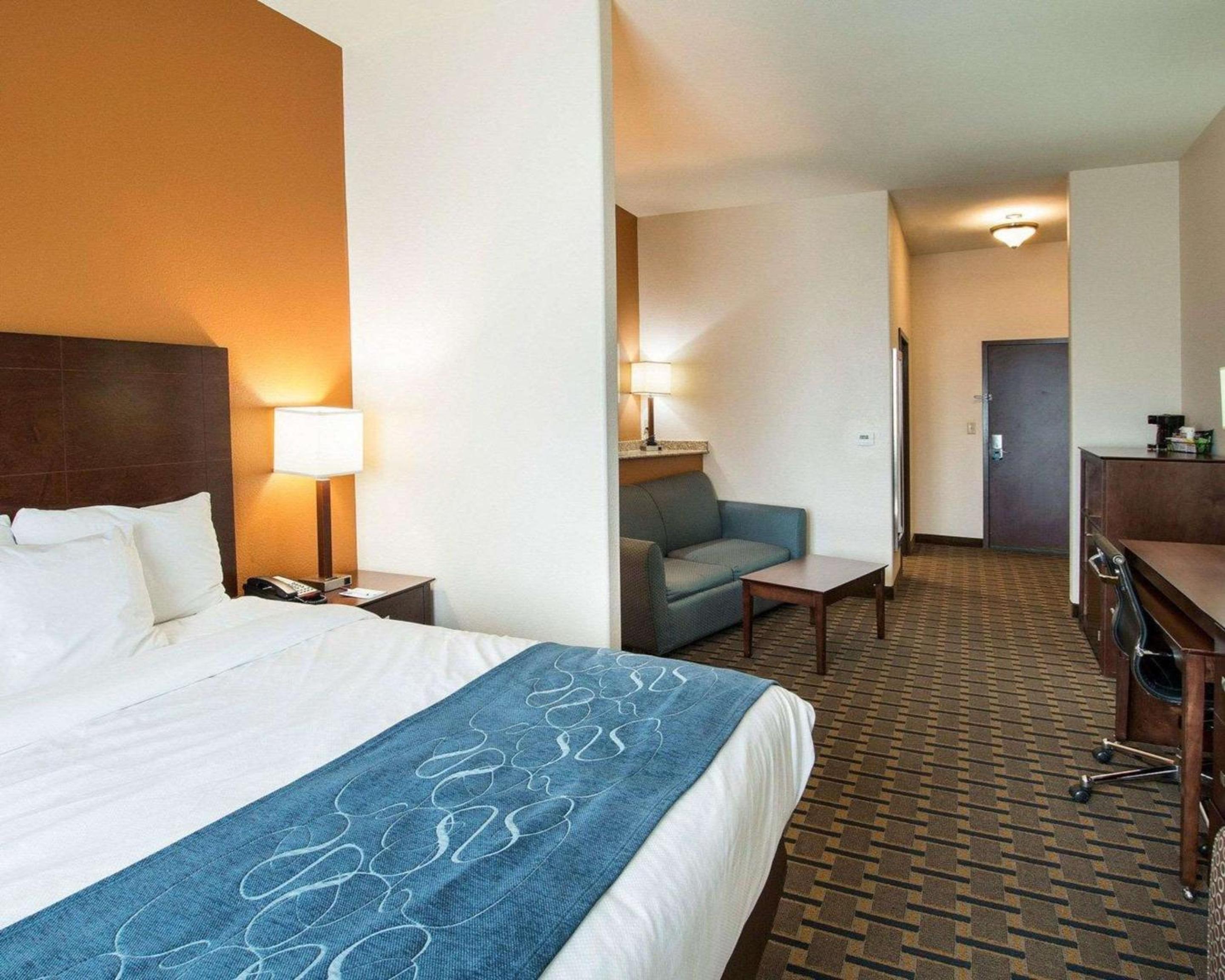 King Suite - Non-Smoking - Photo 2