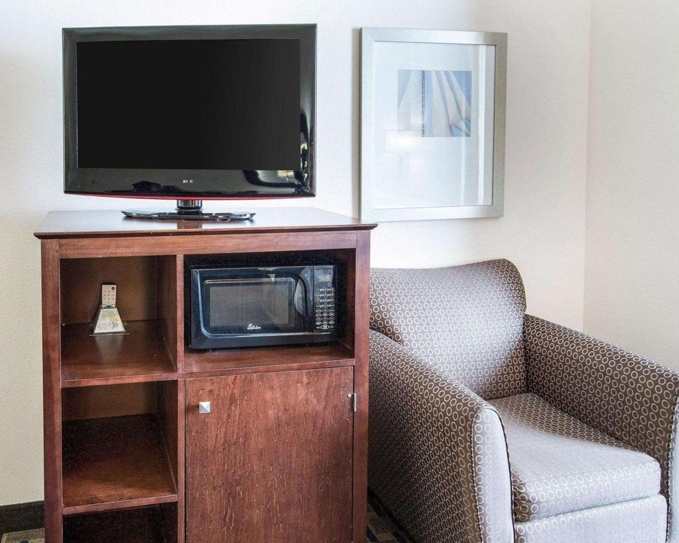 King Suite - Non-Smoking - Photo 5