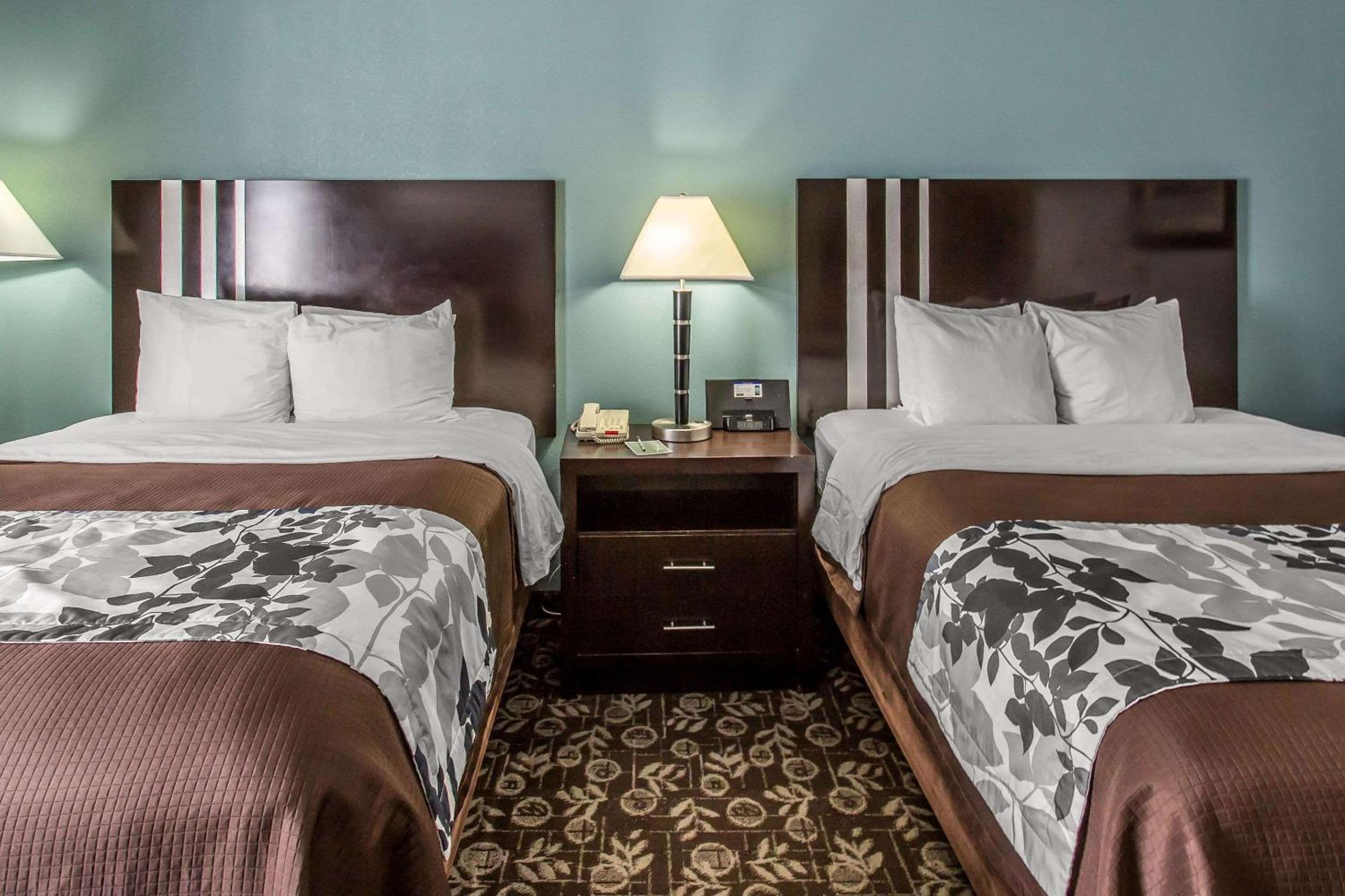 Queen Room with Two Queen Beds - Non-Smoking - Photo 3