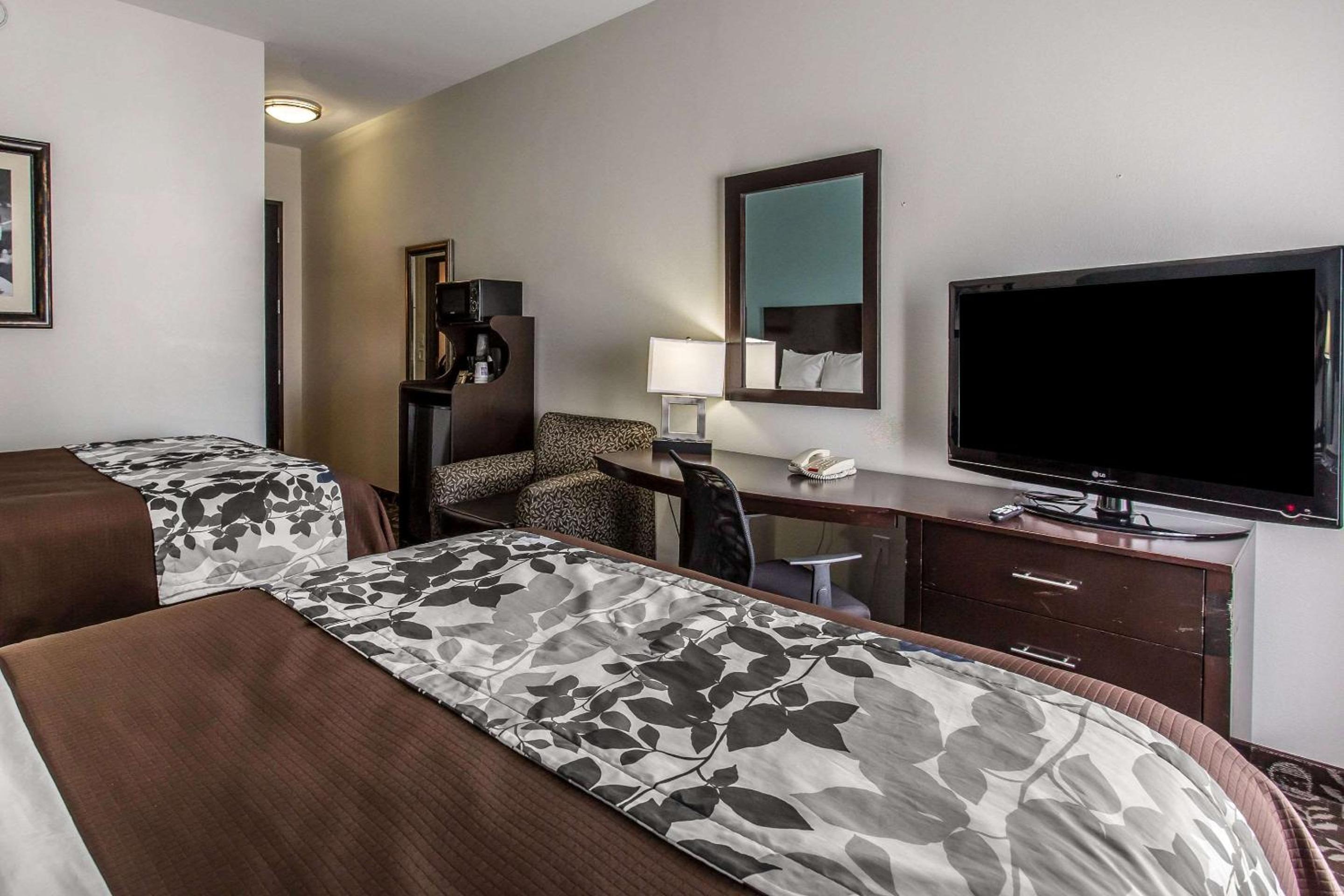 Queen Room with Two Queen Beds - Non-Smoking - Photo 1