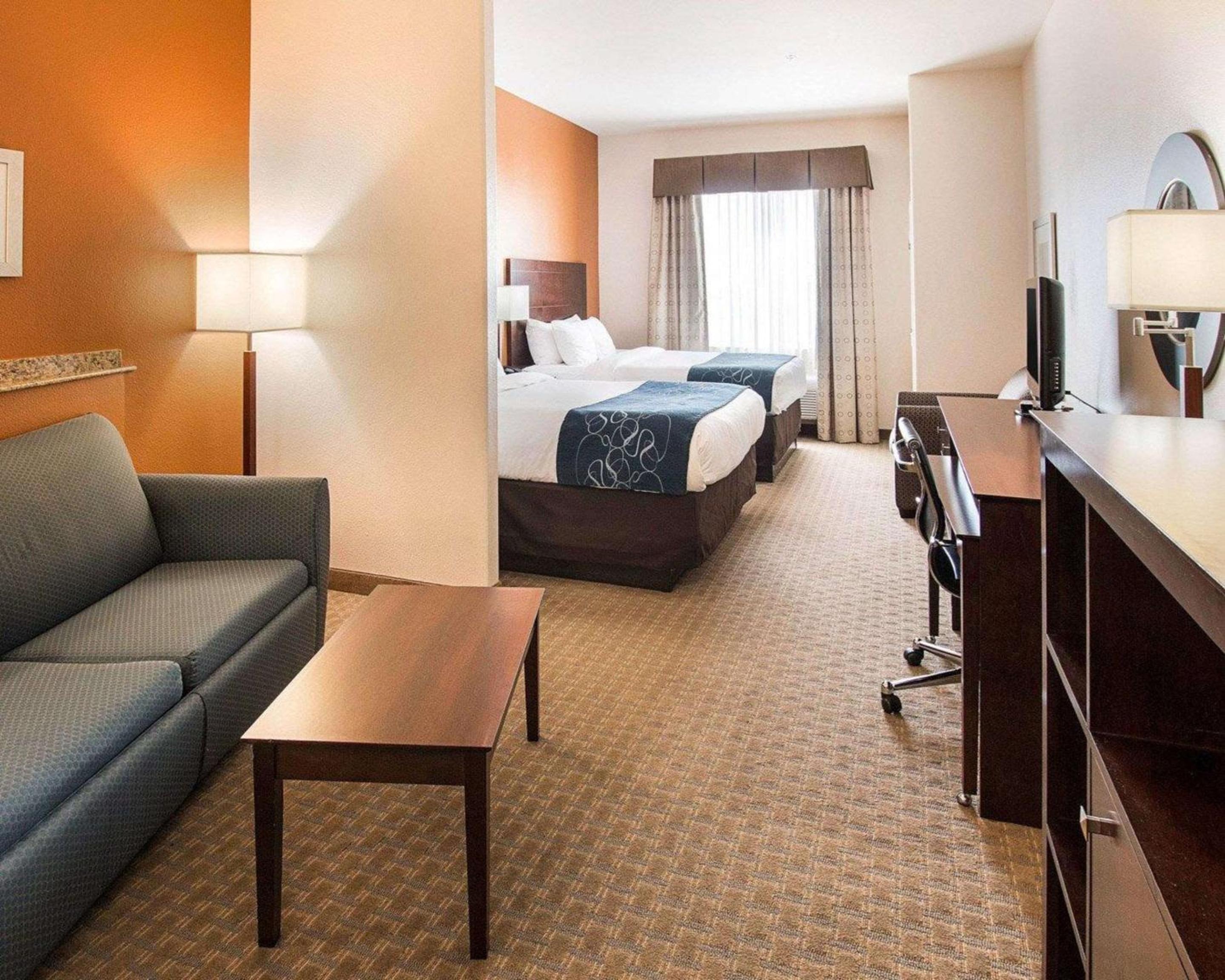 Queen Suite with Two Queen Beds - Non-Smoking - Photo 1