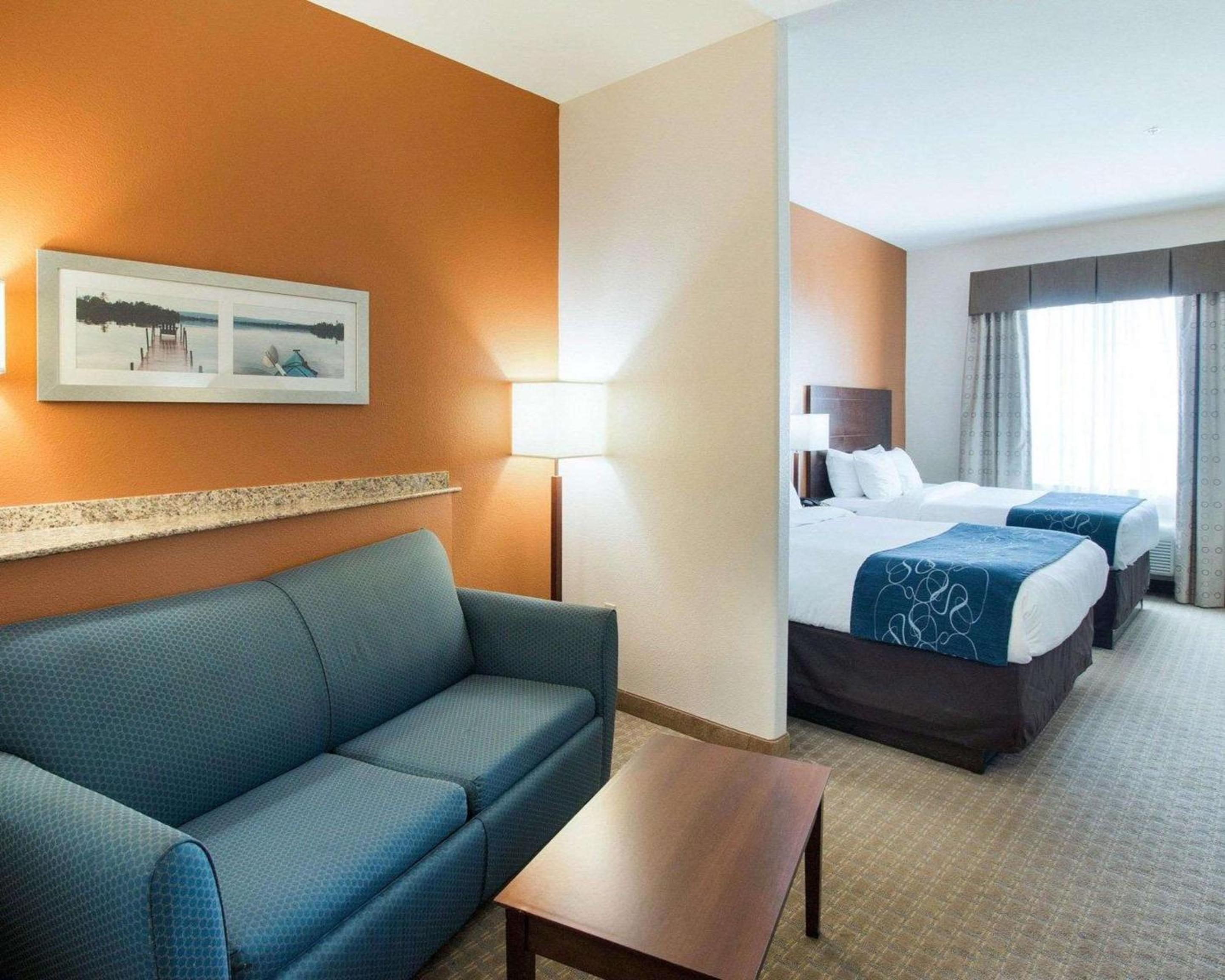 Queen Suite with Two Queen Beds - Non-Smoking - Photo 2