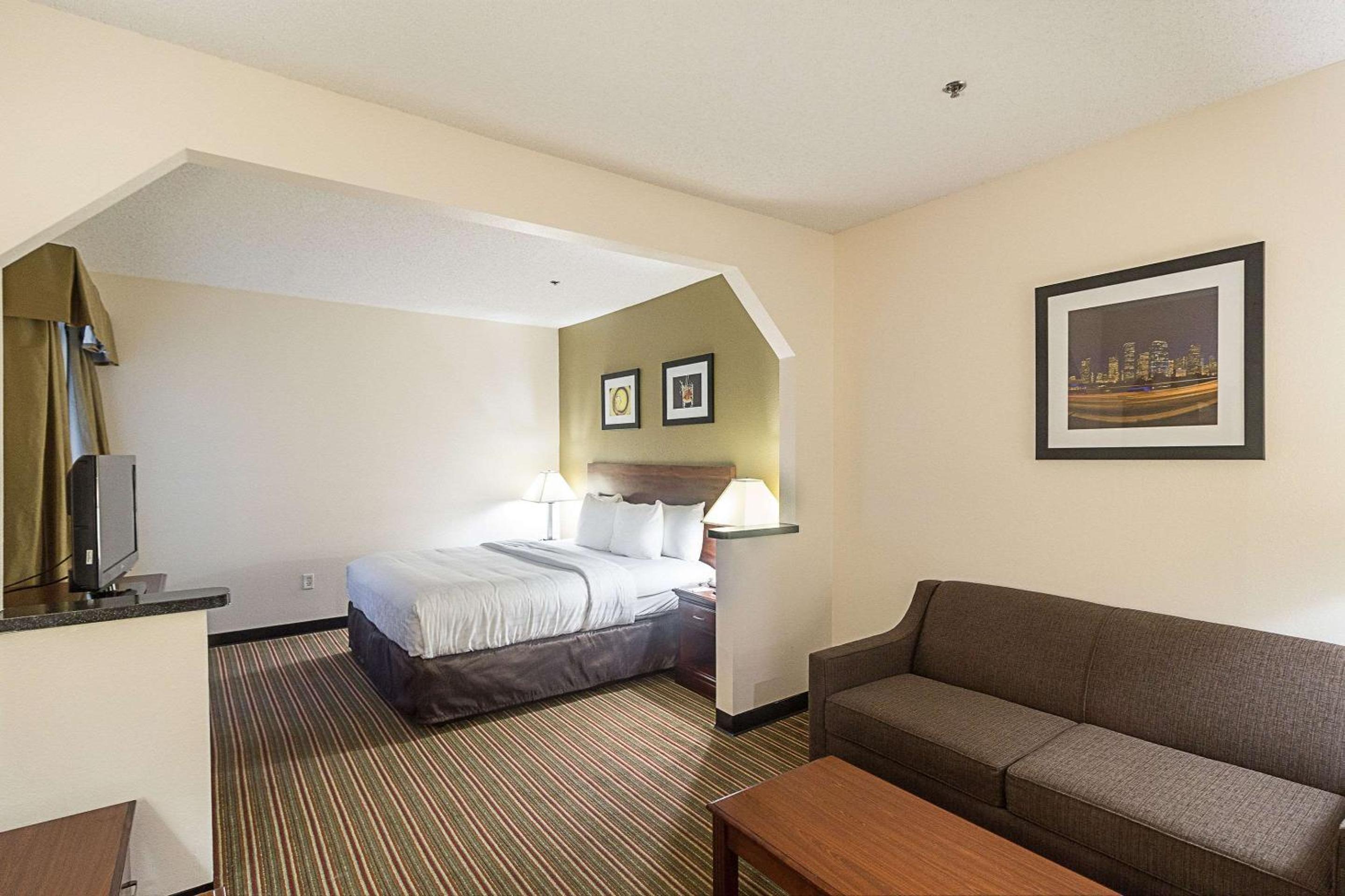 King Room with Sofa Bed and Hot Tub - Non-Smoking - Photo 2