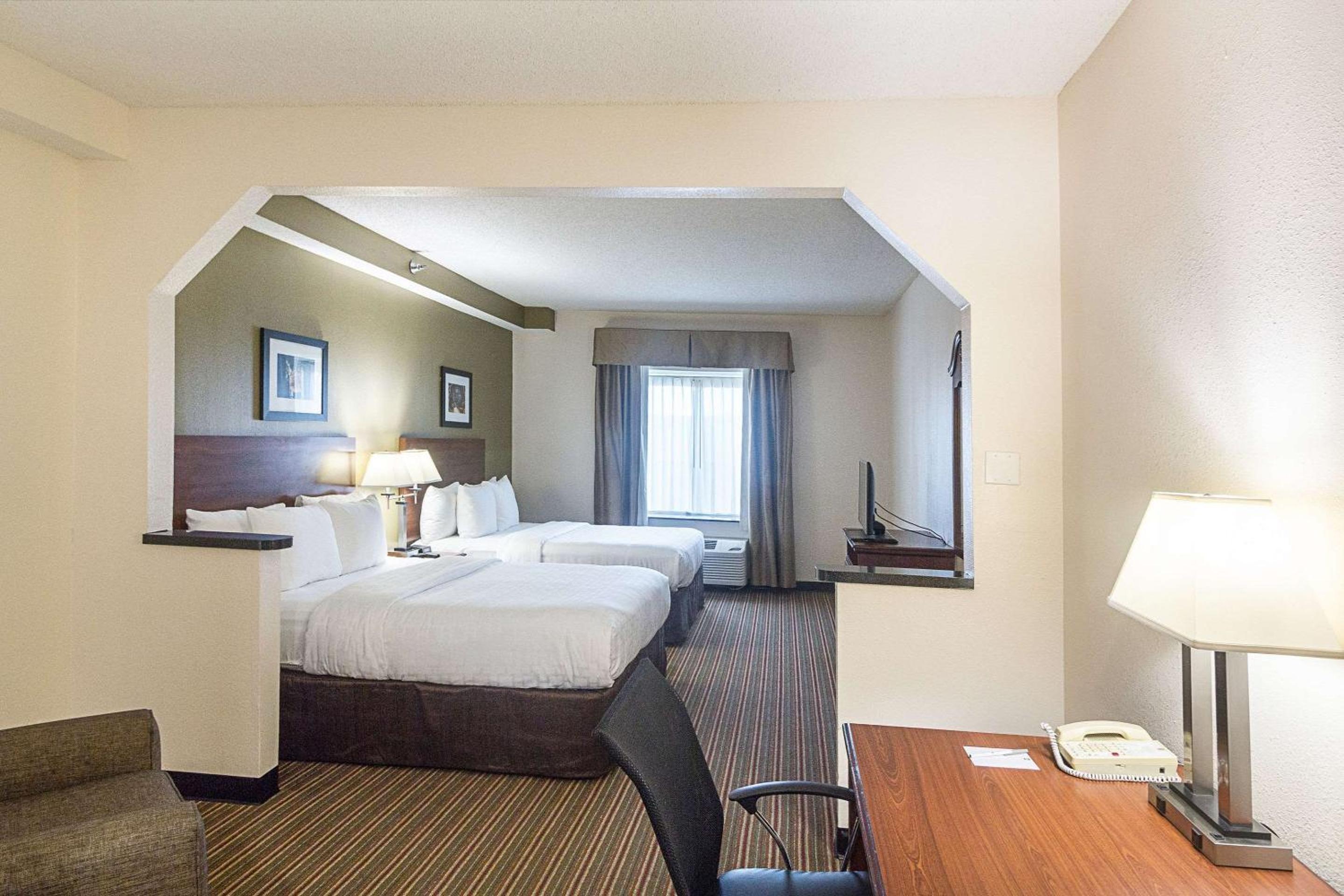 Queen Room with Two Queen Beds - Non-Smoking - Photo 4