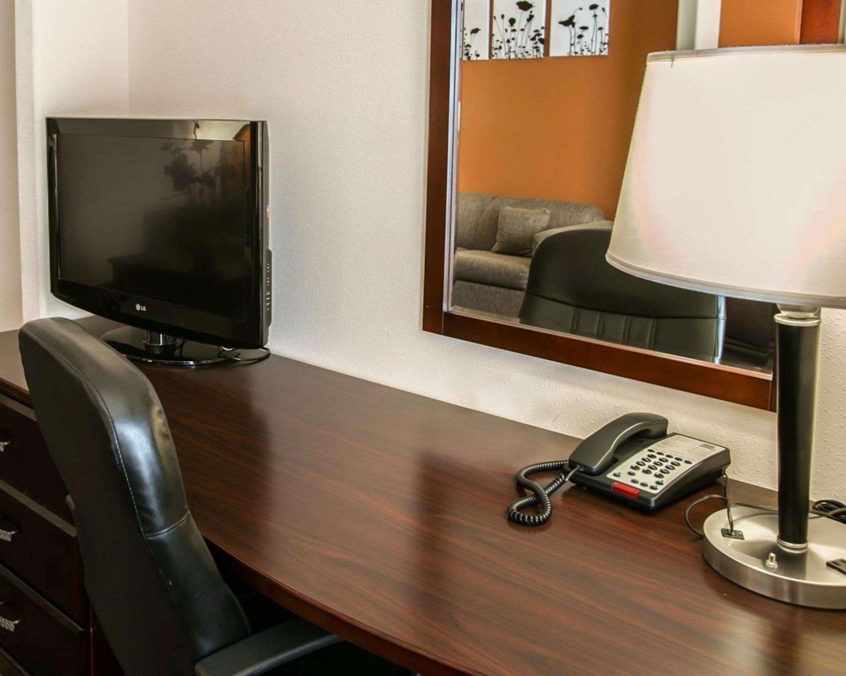 King Suite - Non-Smoking - Photo 2
