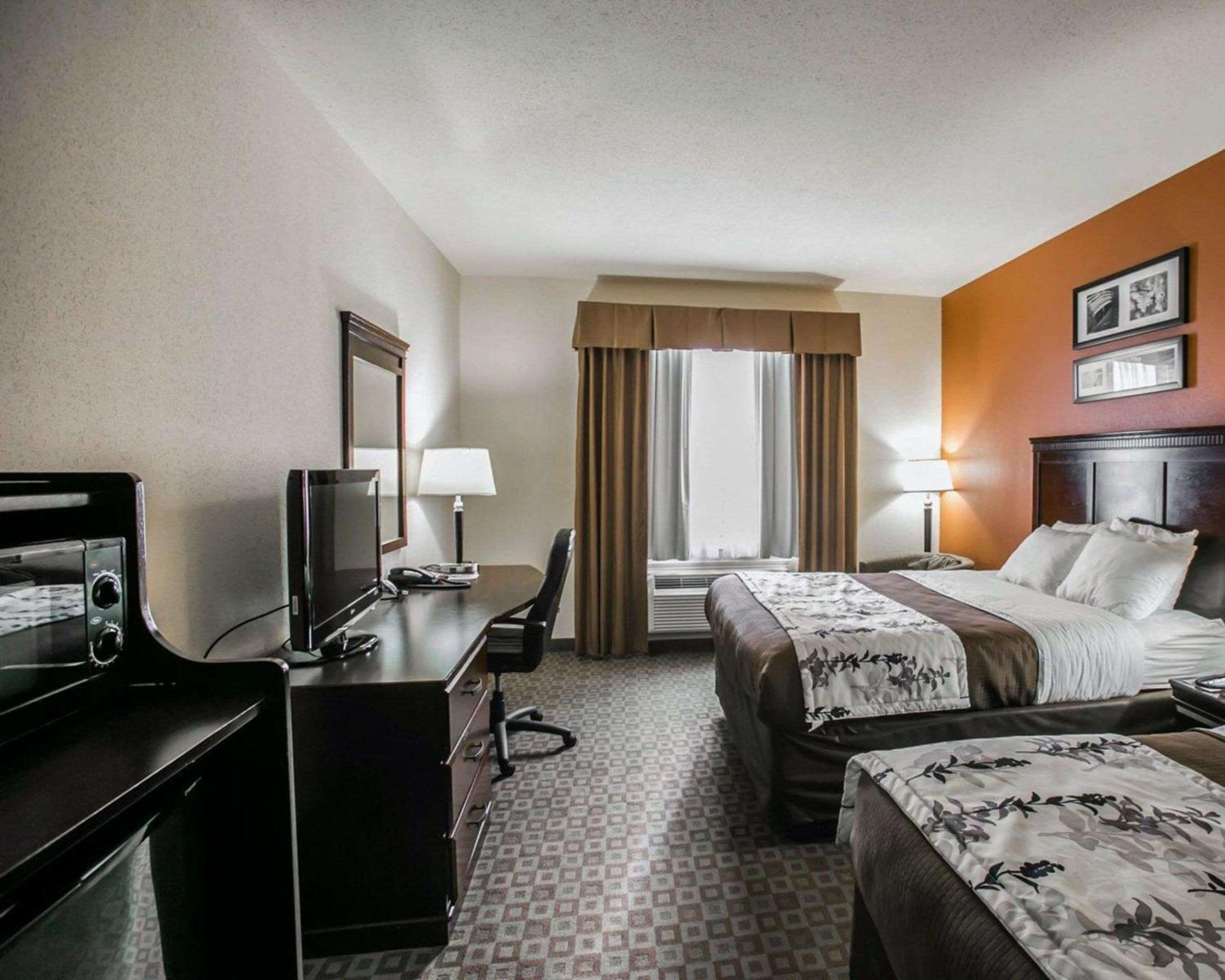 Queen Room with Two Queen Beds - Non-Smoking - Photo 5