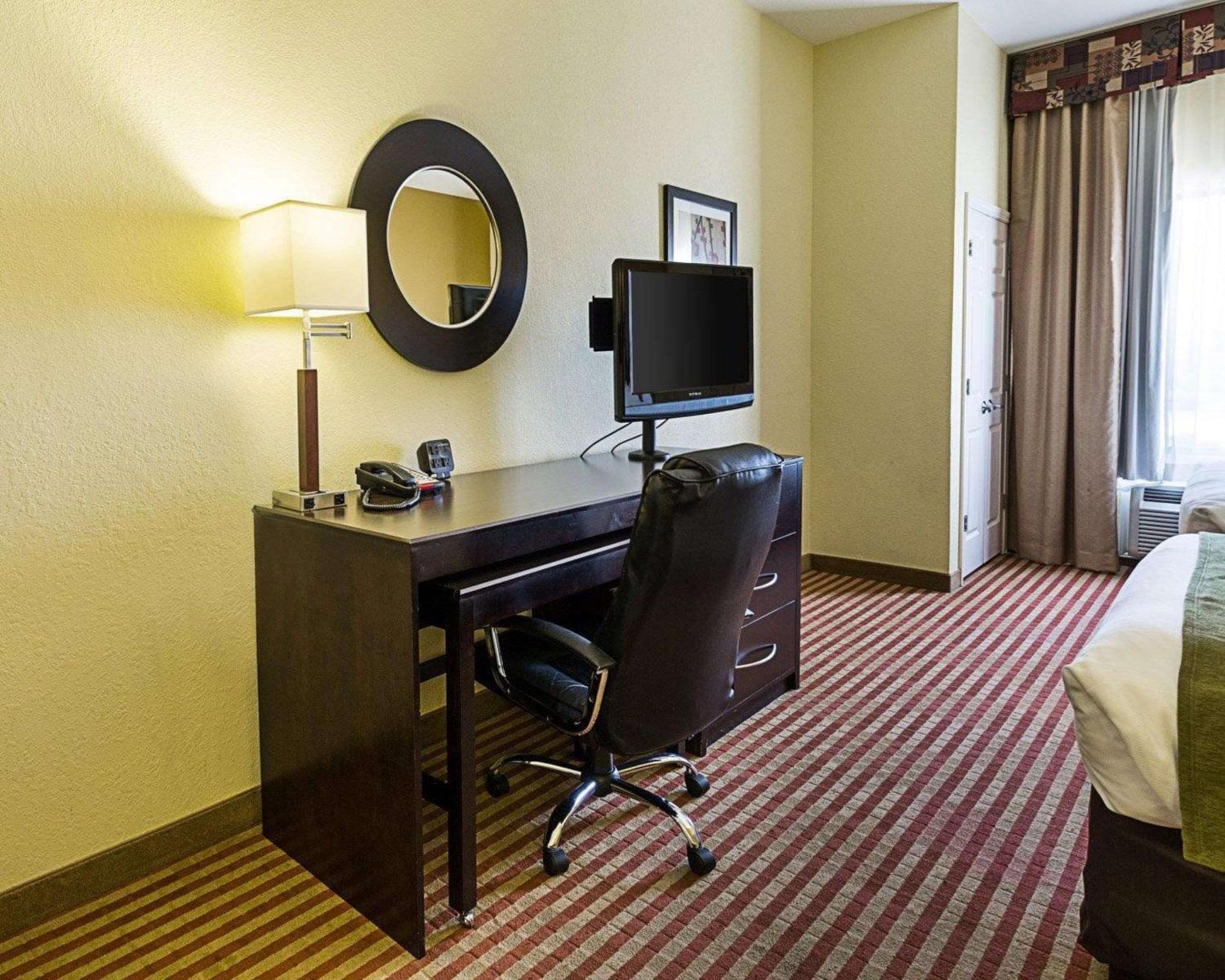 Efficiency King Suite with Kitchenette - Non-Smoking - Photo 7