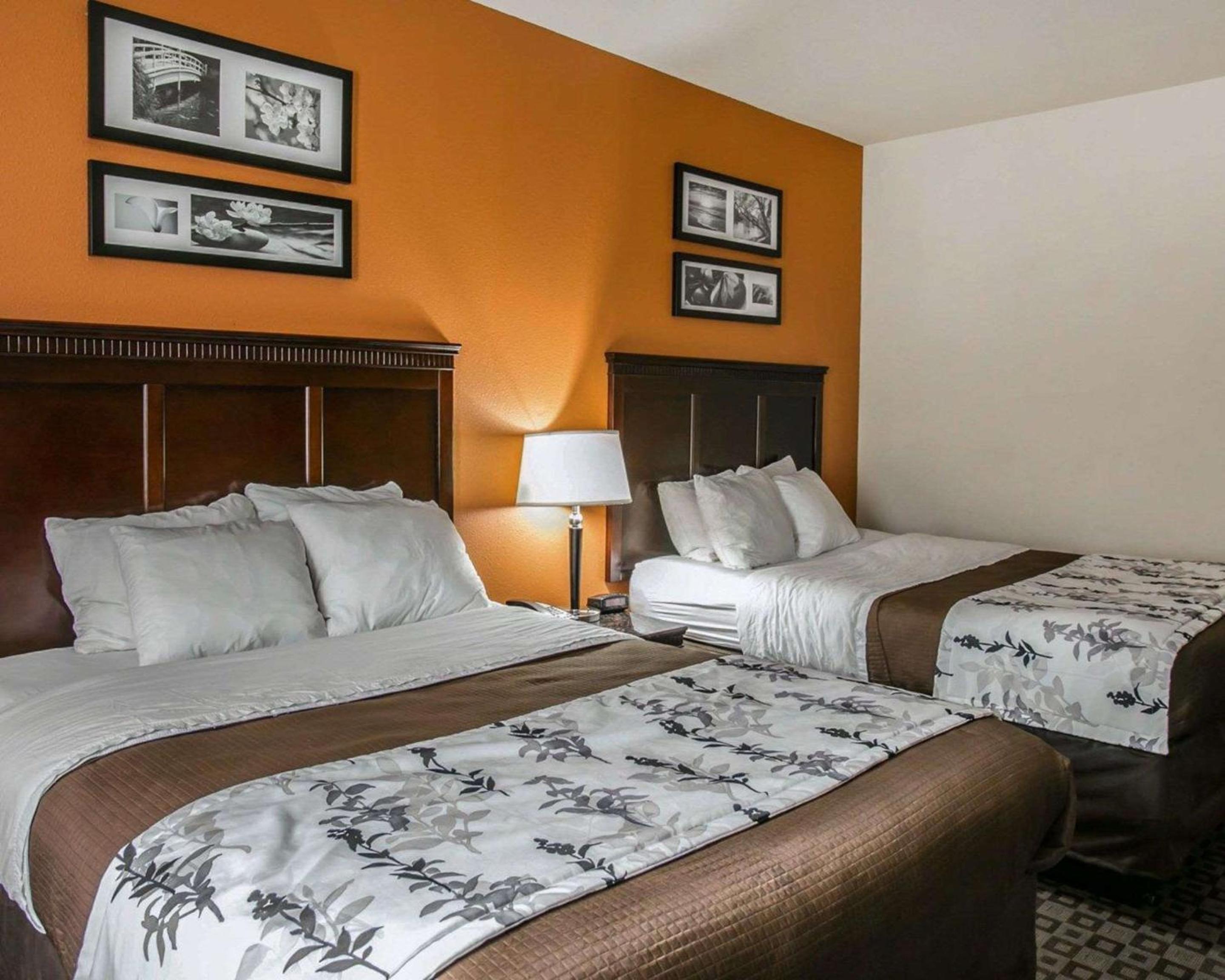 Queen Room with Two Queen Beds - Non-Smoking - Photo 1
