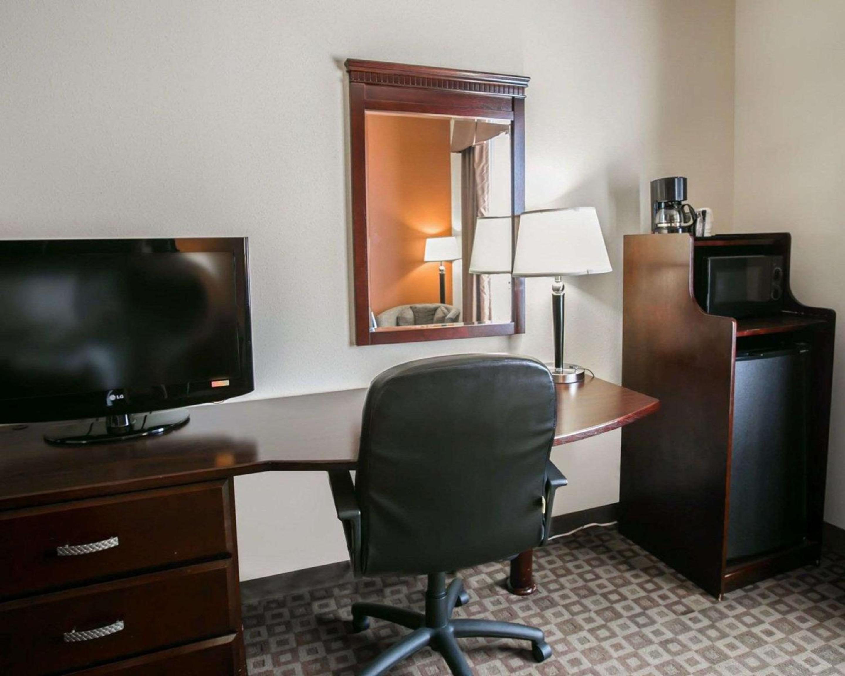 King Room - Non-Smoking - Photo 5