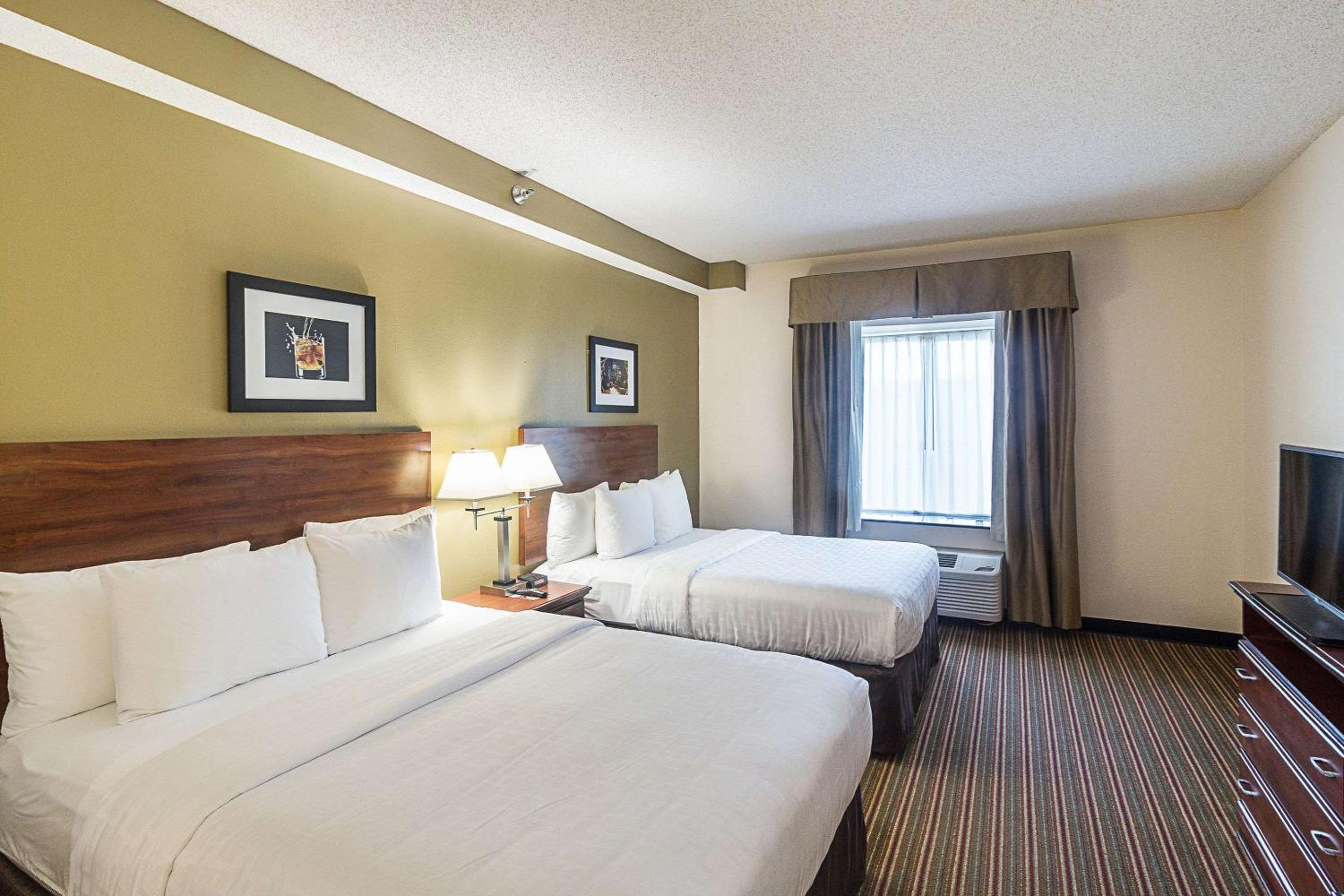Queen Room with Two Queen Beds - Non-Smoking - Photo 1