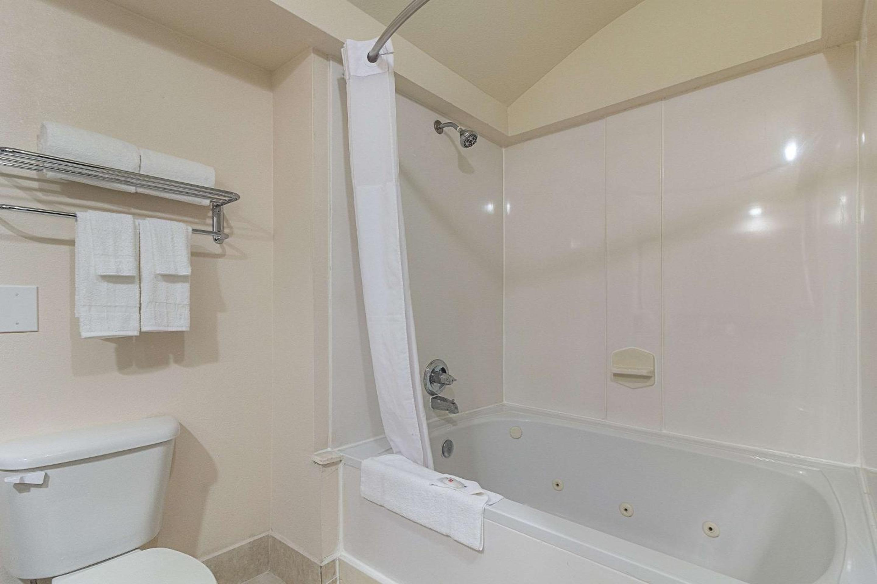 Standard King Room - Non-Smoking  - Photo 5
