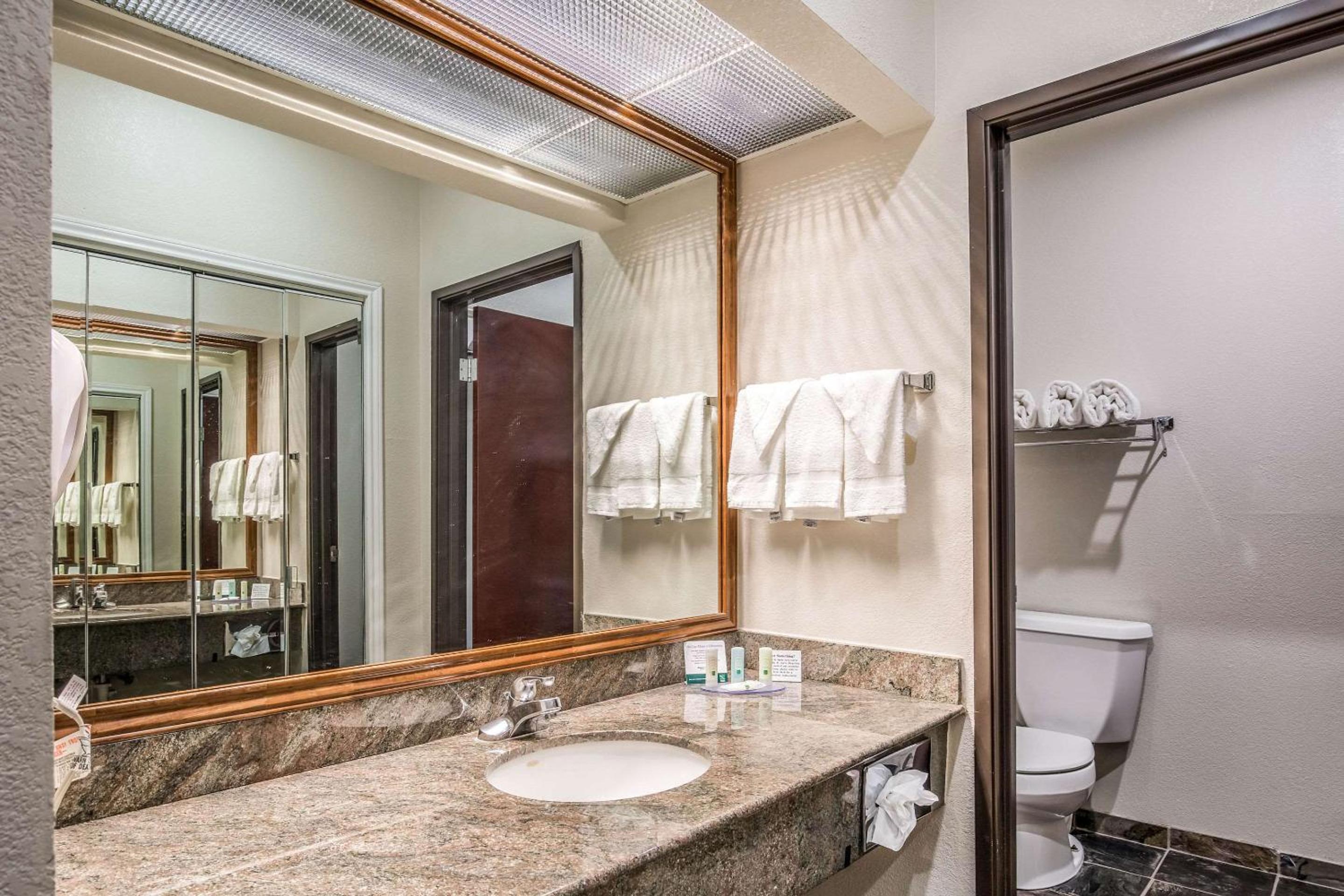 King Suite - Non-Smoking - Photo 2